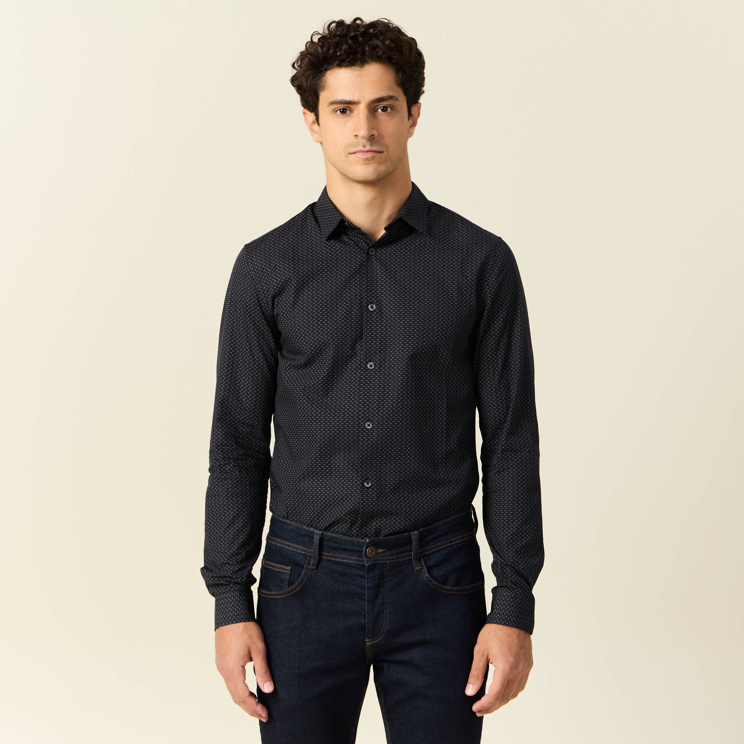 Chemise cintr&eacute;e en coton manches longues noir homme