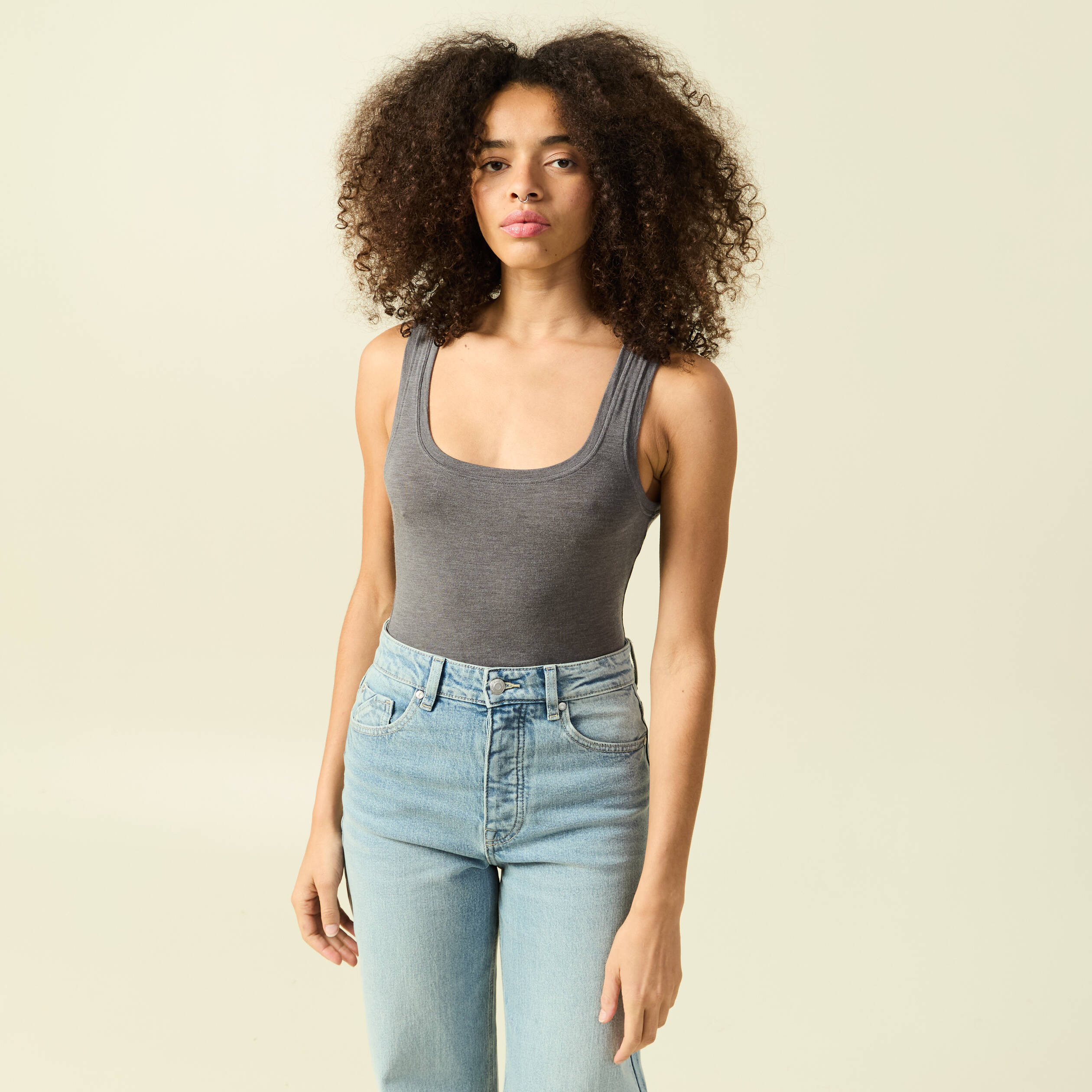 D&eacute;bardeur cintr&eacute; d&eacute;collet&eacute; sans manches gris fonc&eacute; femme