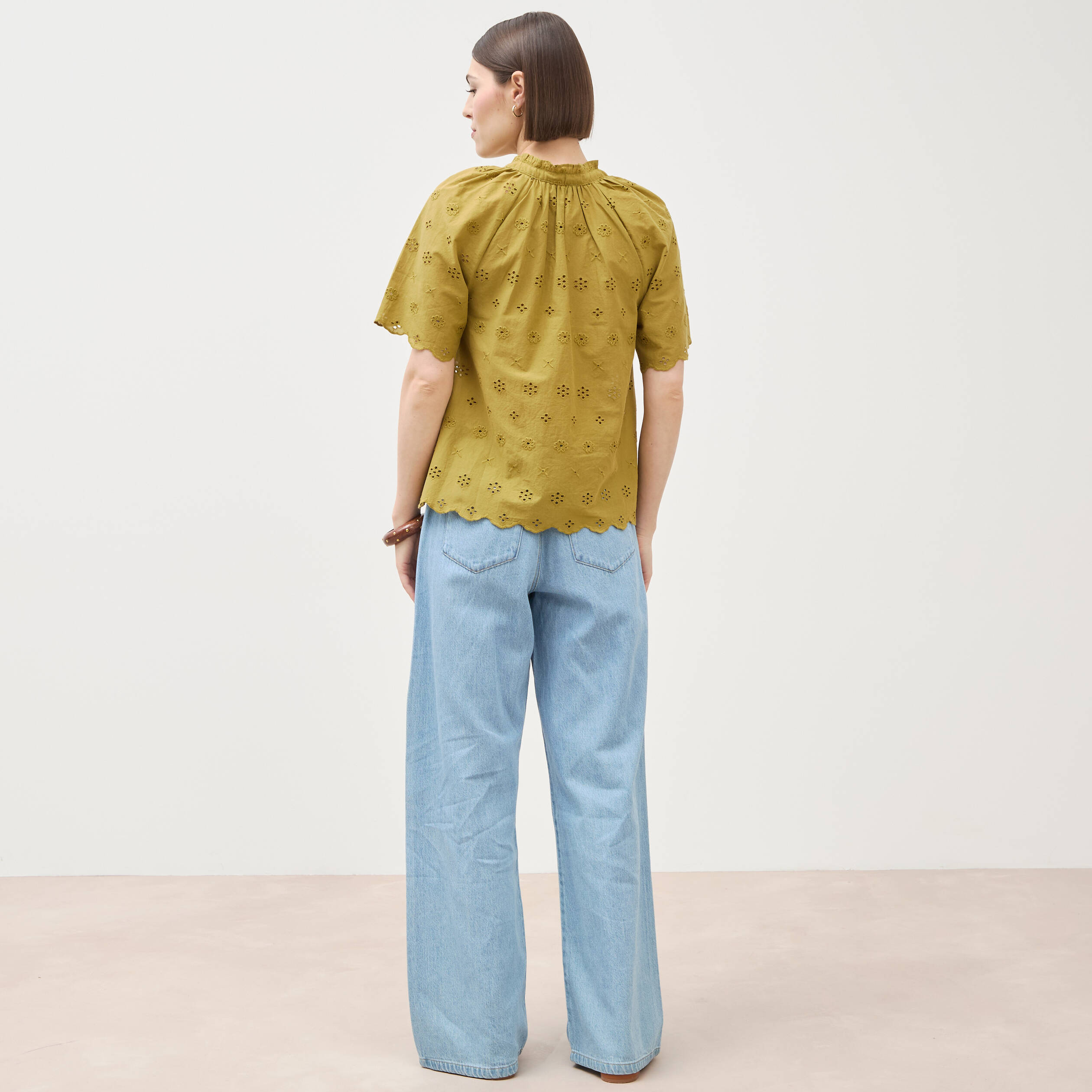 Blouse col v manches 3/4 en coton brod&eacute;e vert olive femme