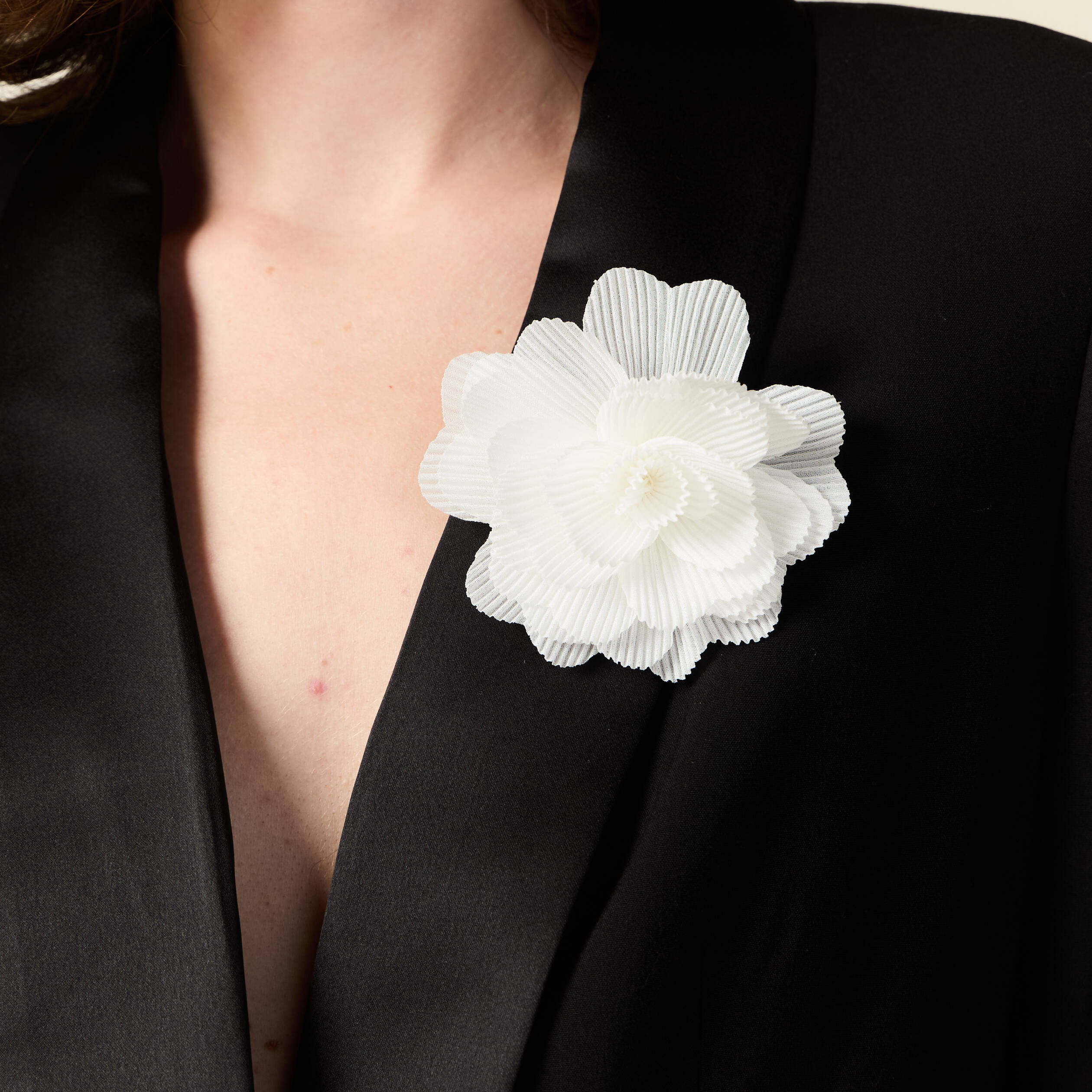 Broche fleur pliss&eacute;e ecru femme
