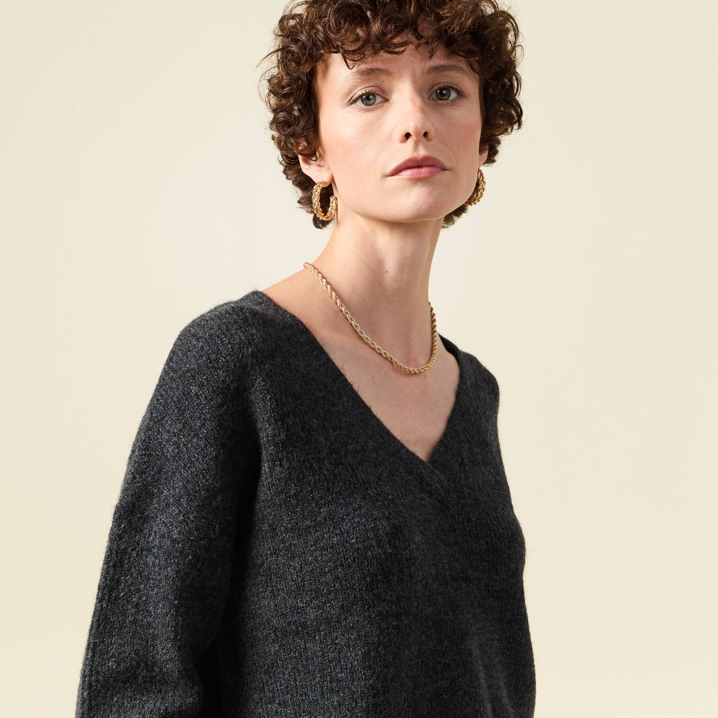 pull manches longues col en v gris fonce femme Pull manches longues col en V gris foncé femme