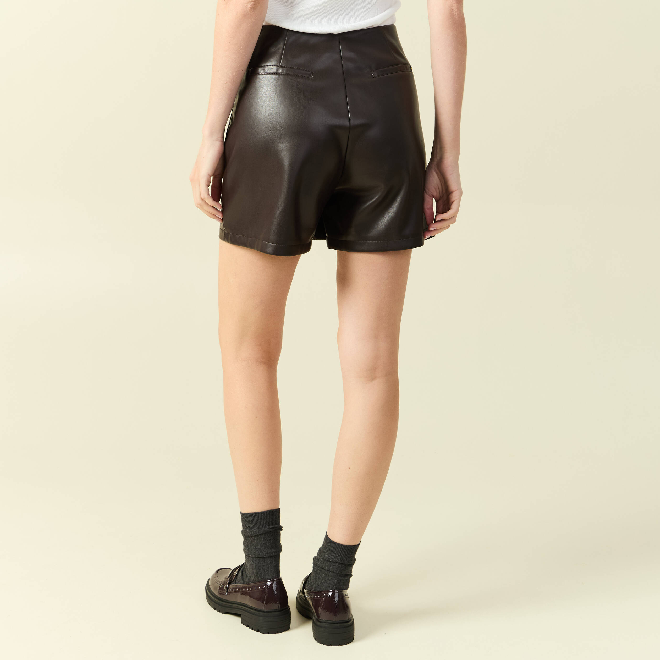 Jupe-short en similicuir doubl&eacute;e marron fonc&eacute; femme