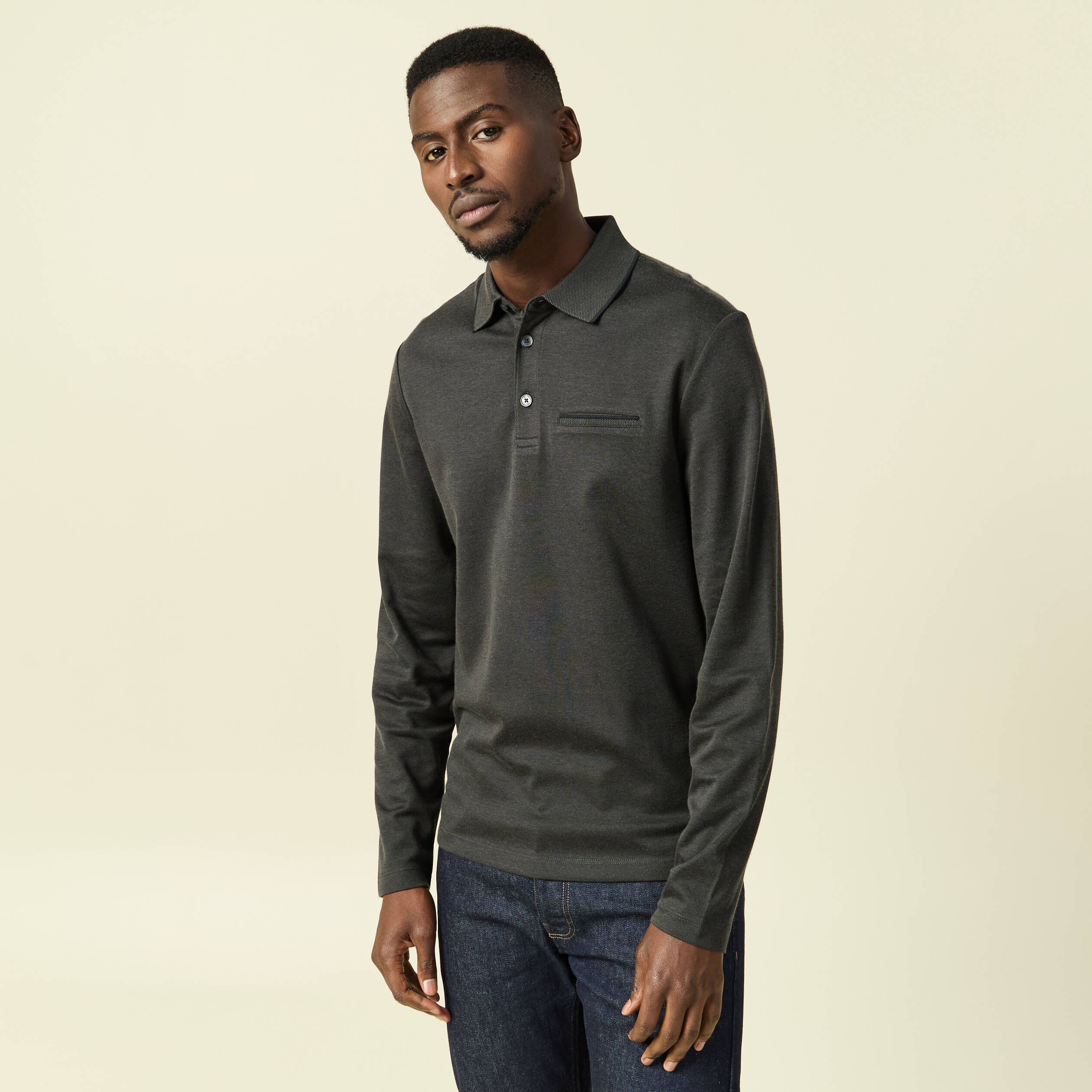 Polo cintr&eacute; manches longues noir homme