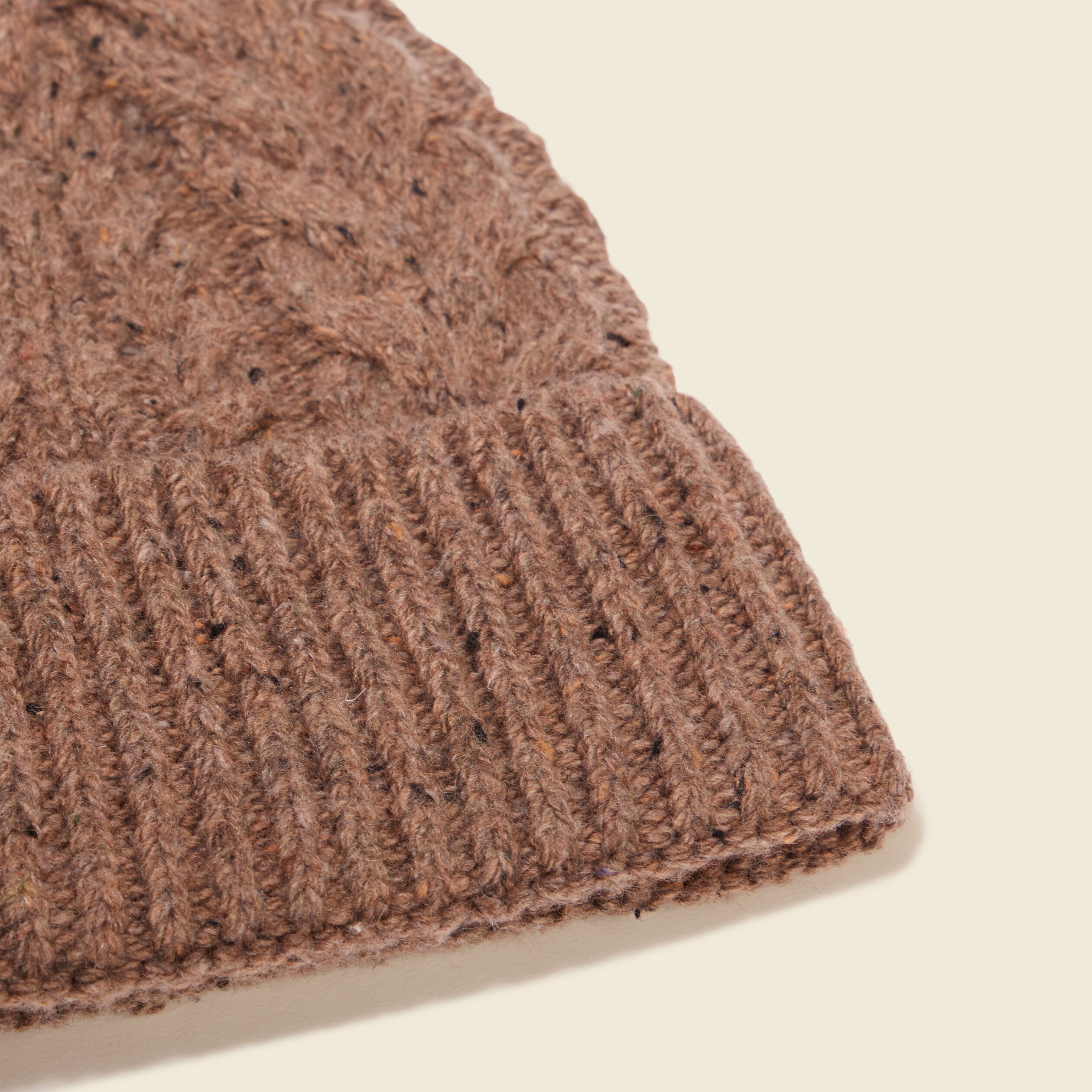 bonnet tricote a torsades marron fonce homme Bonnet tricoté à torsades marron foncé homme
