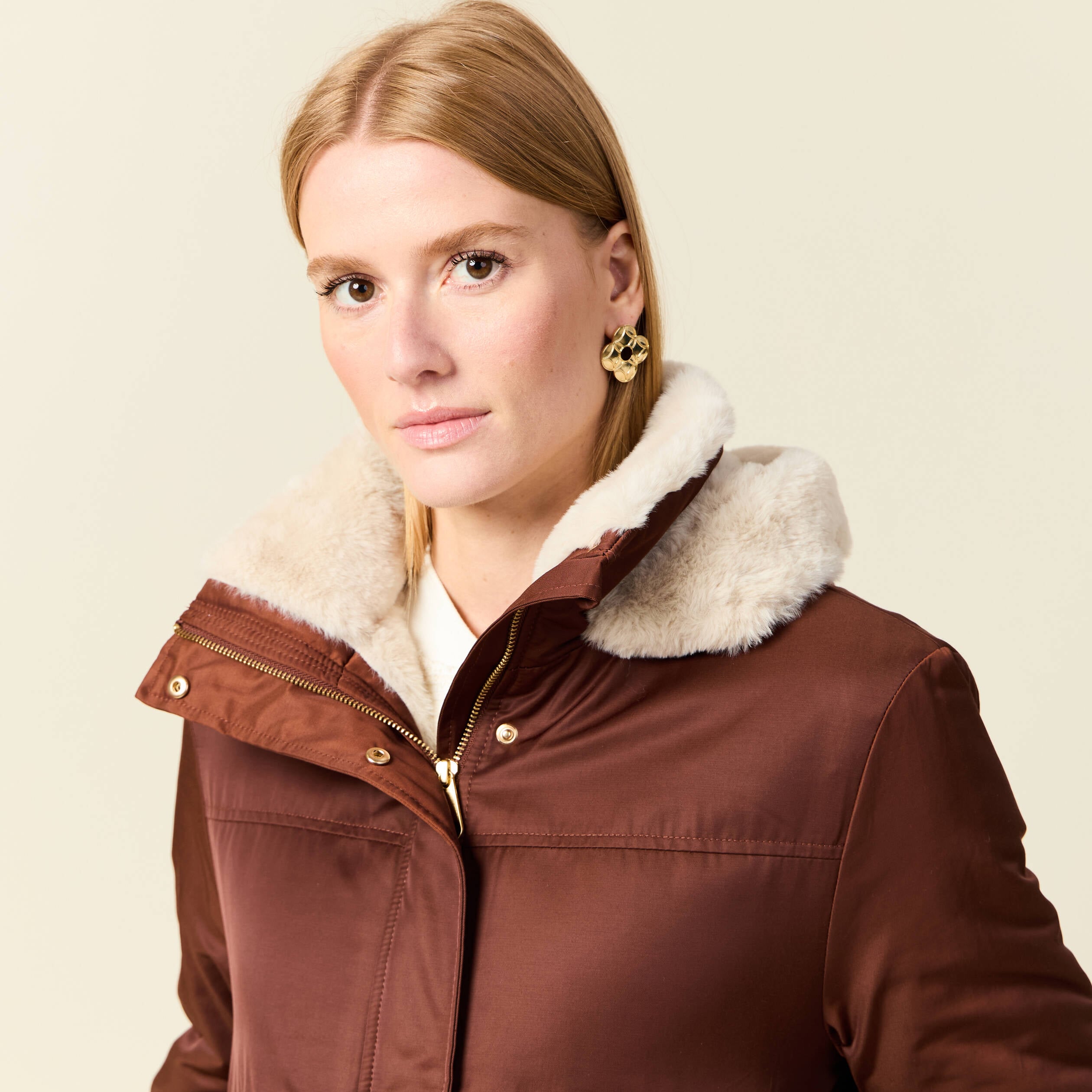 Parka droite &agrave; capuche marron fonc&eacute; femme