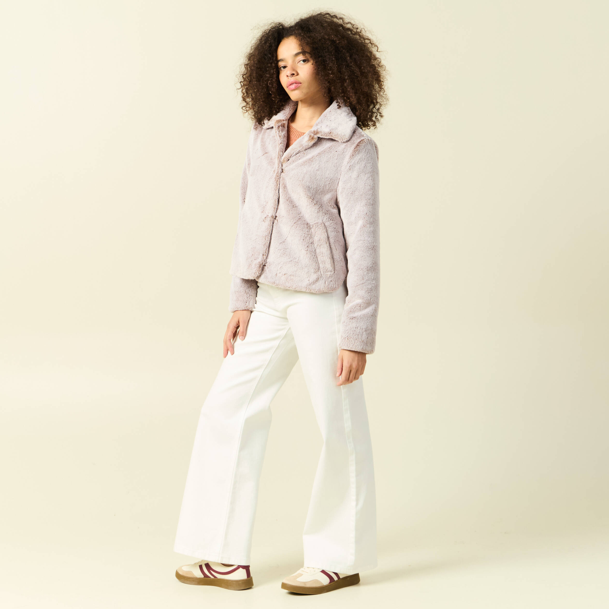 Manteau droit court col classique beige femme