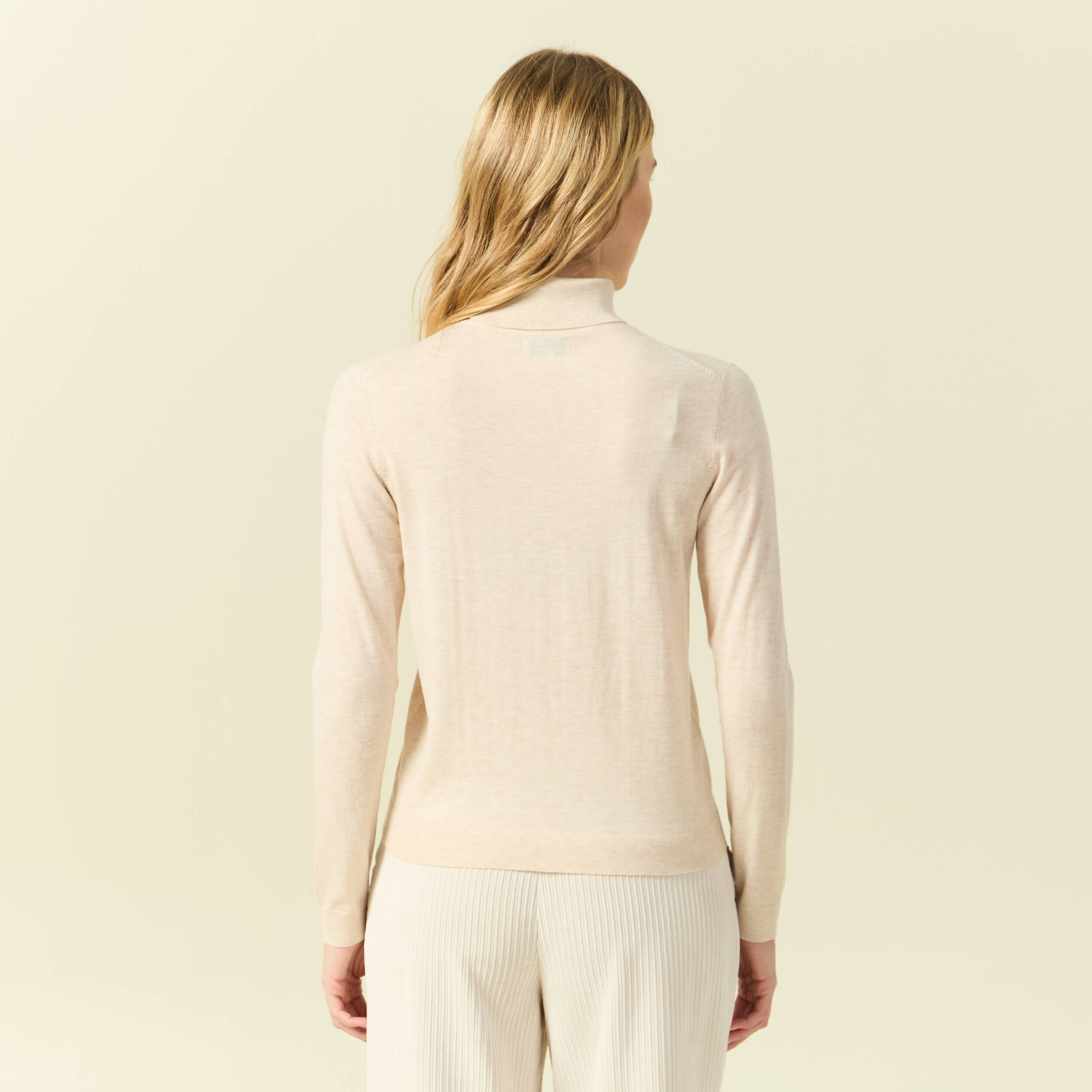 Pull fin col roul&eacute; manches longues creme femme