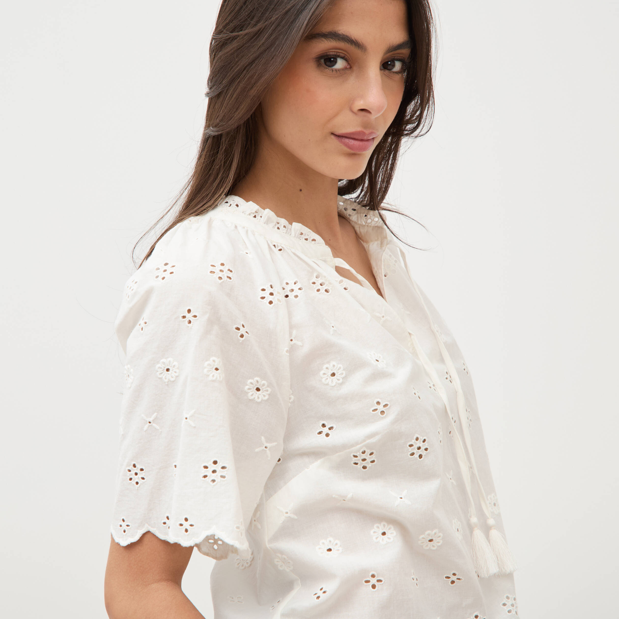 Blouse col v manches 3/4 en coton brod&eacute;e ecru femme