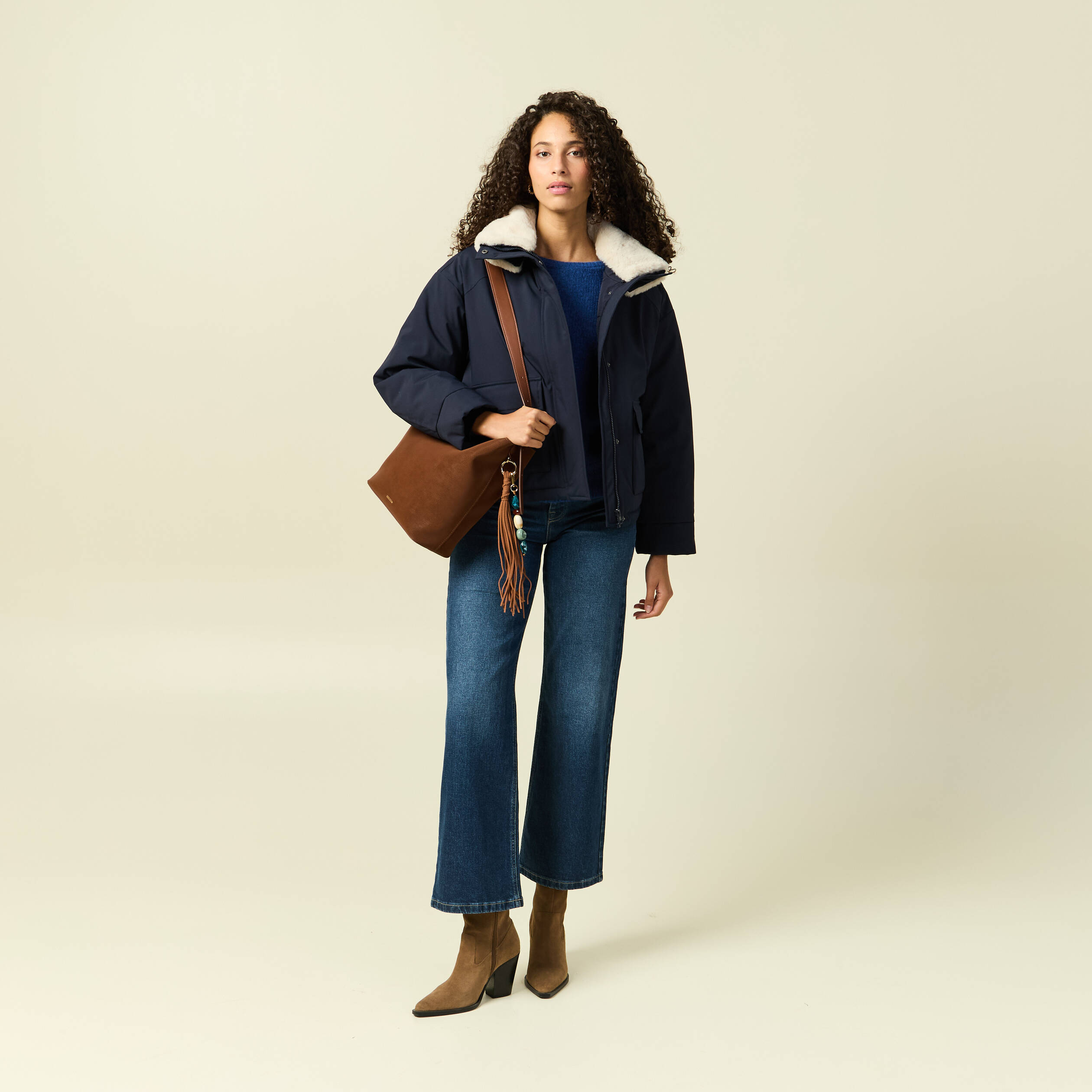Veste droite courte col classique bleu fonc&eacute; femme