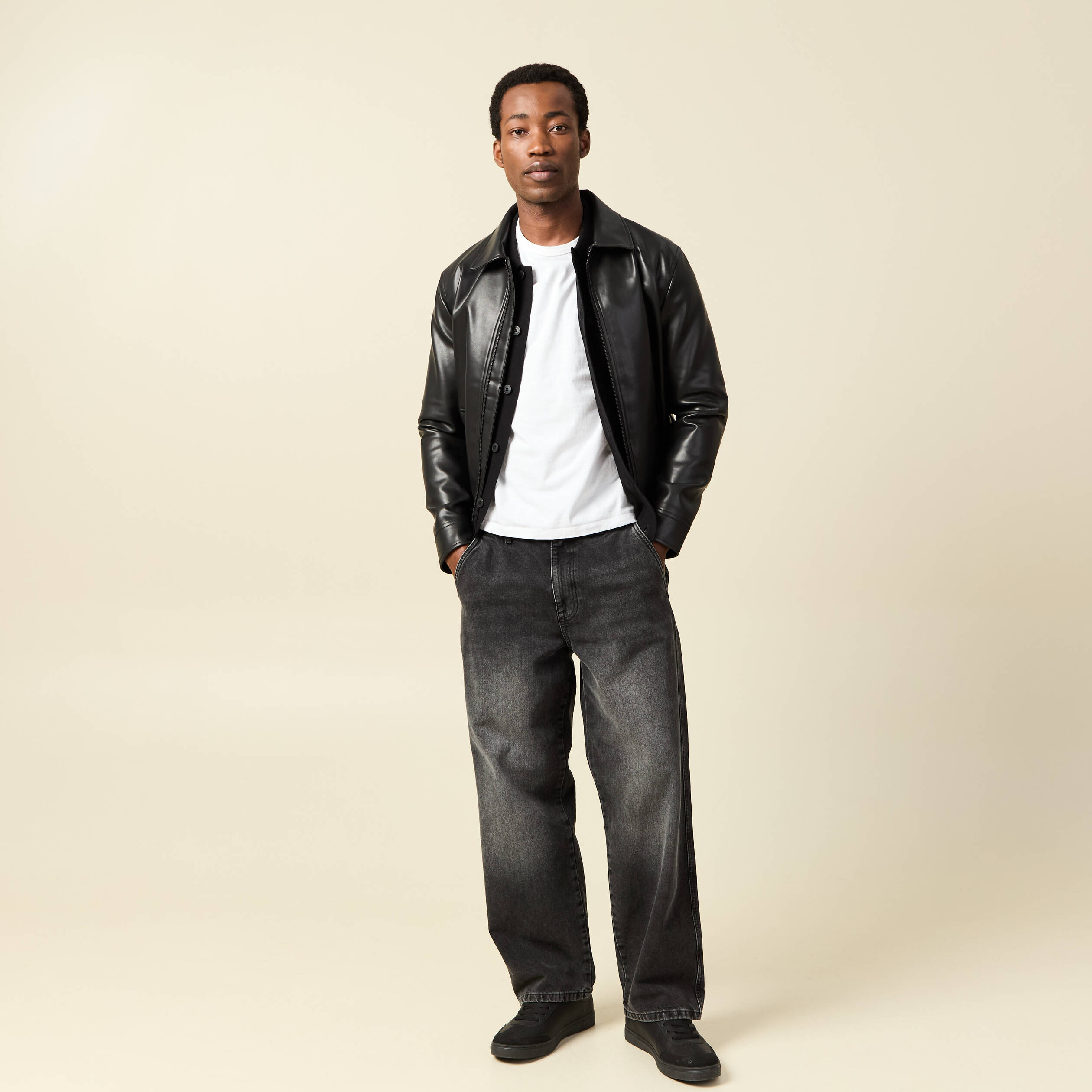 Blouson droit court manches longues noir homme