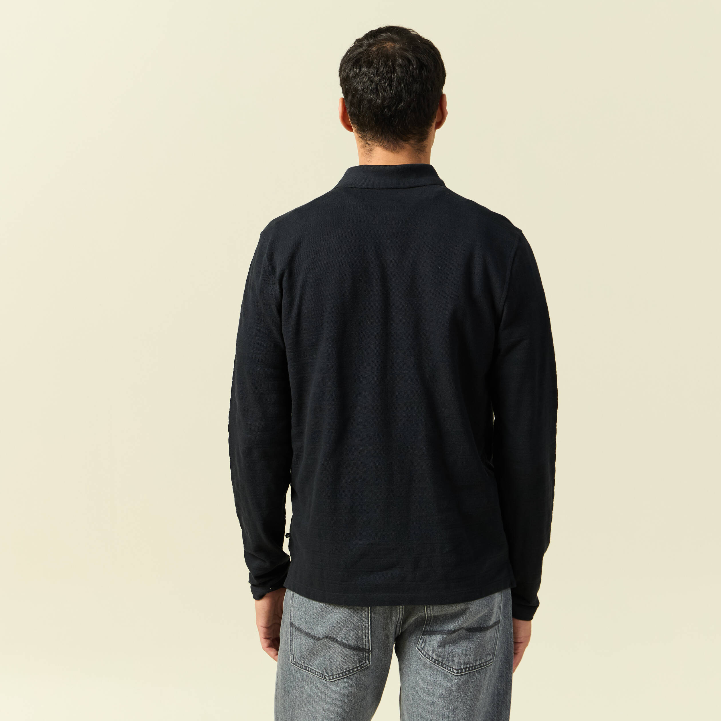Polo cintr&eacute; manches longues en coton noir homme