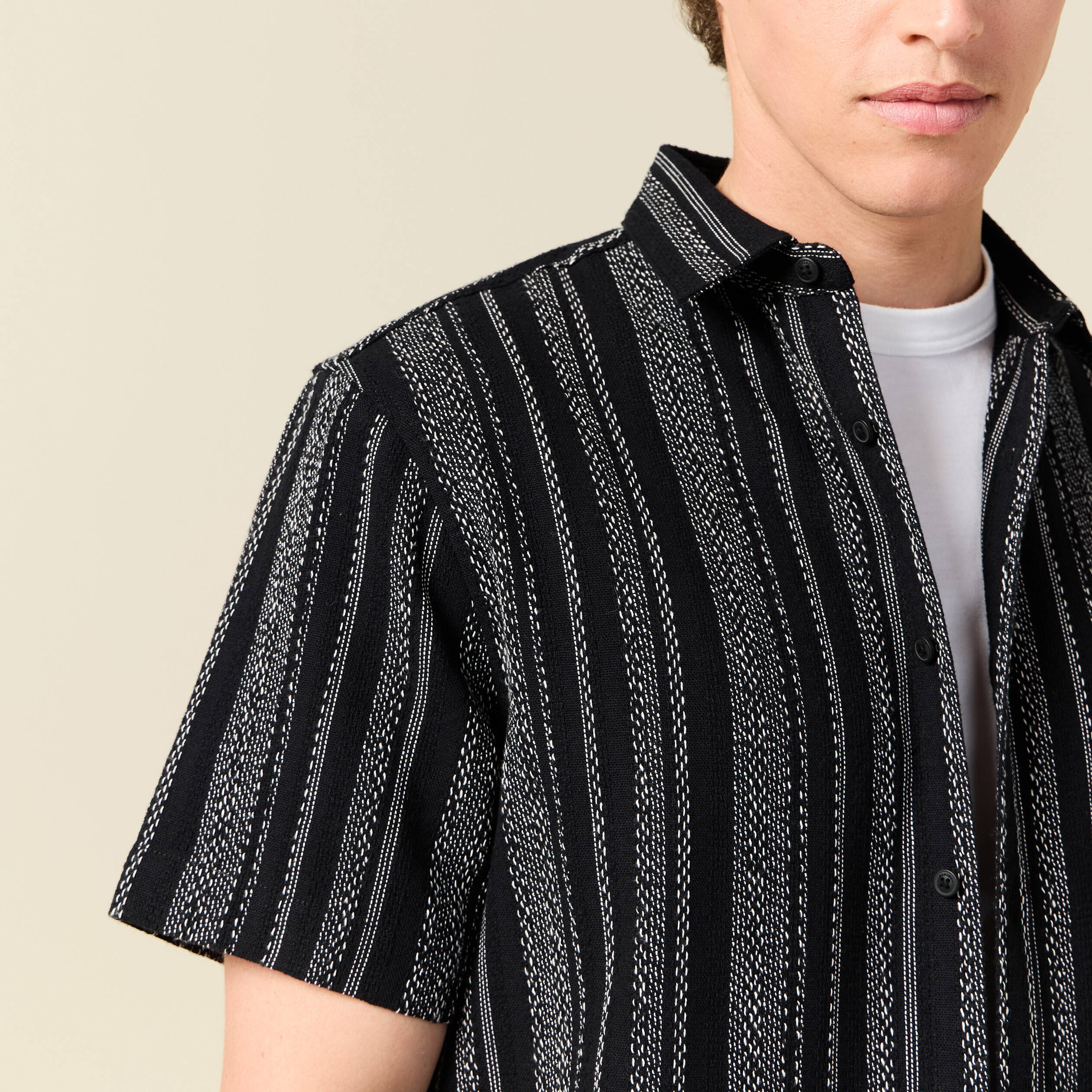 Chemise ray&eacute;e manches courtes noir homme