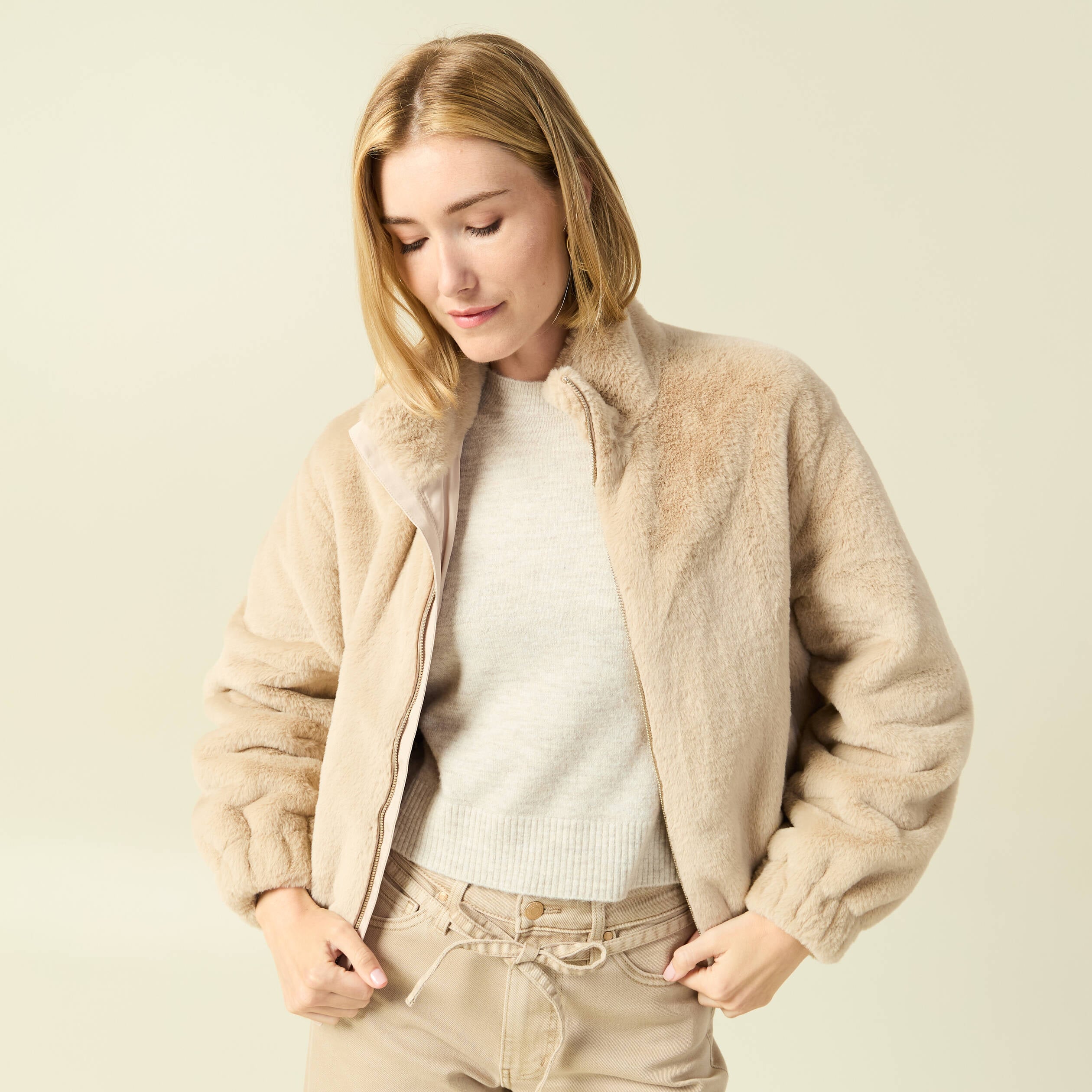 Veste droite courte col montant beige femme