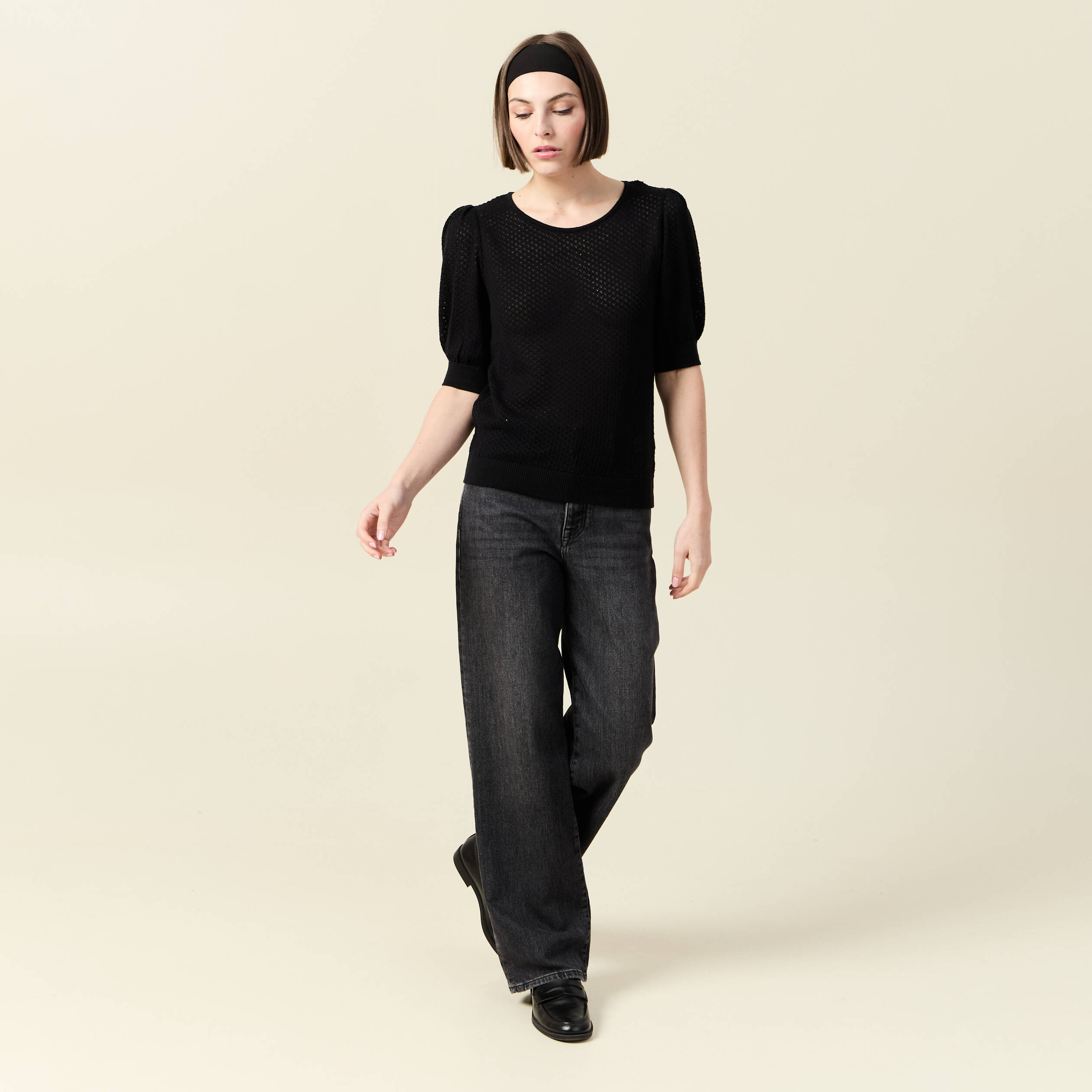 Pull manches courtes ajour&eacute; noir femme