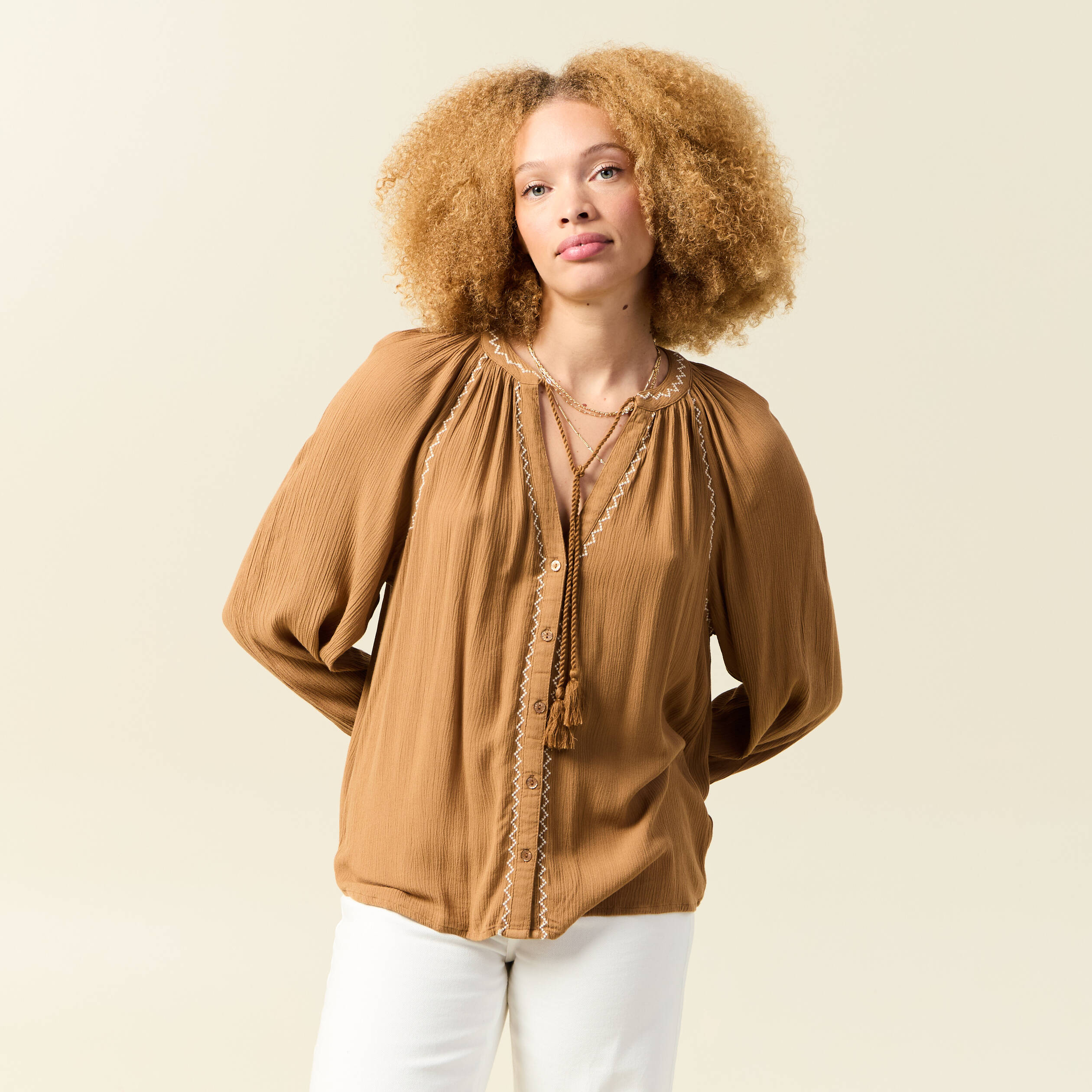 Chemise imprimée en coton rayé blanc marron manches longues col rond volanté - Vola | Motus Boutique