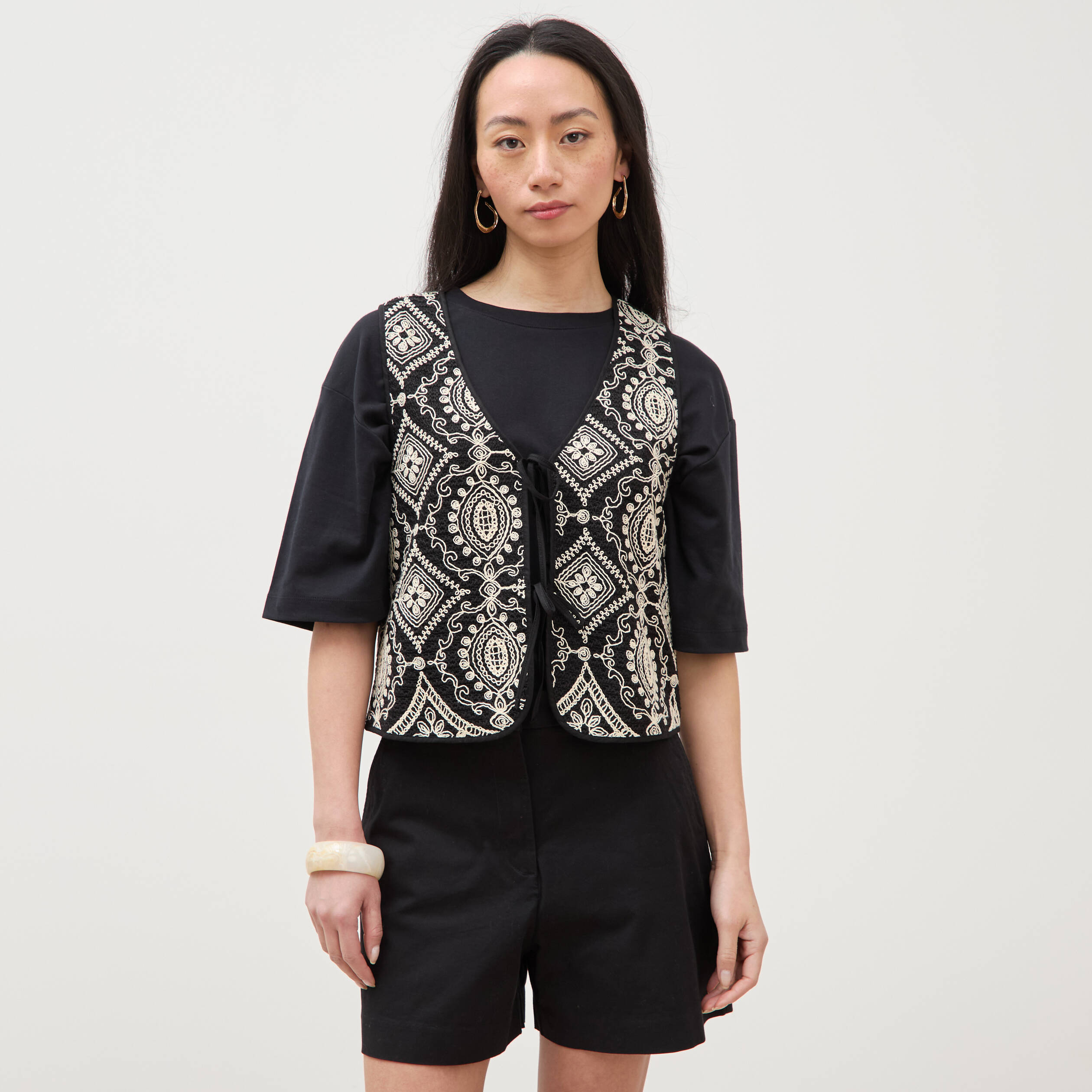 Cardigan sans manches avec broderies noir femme