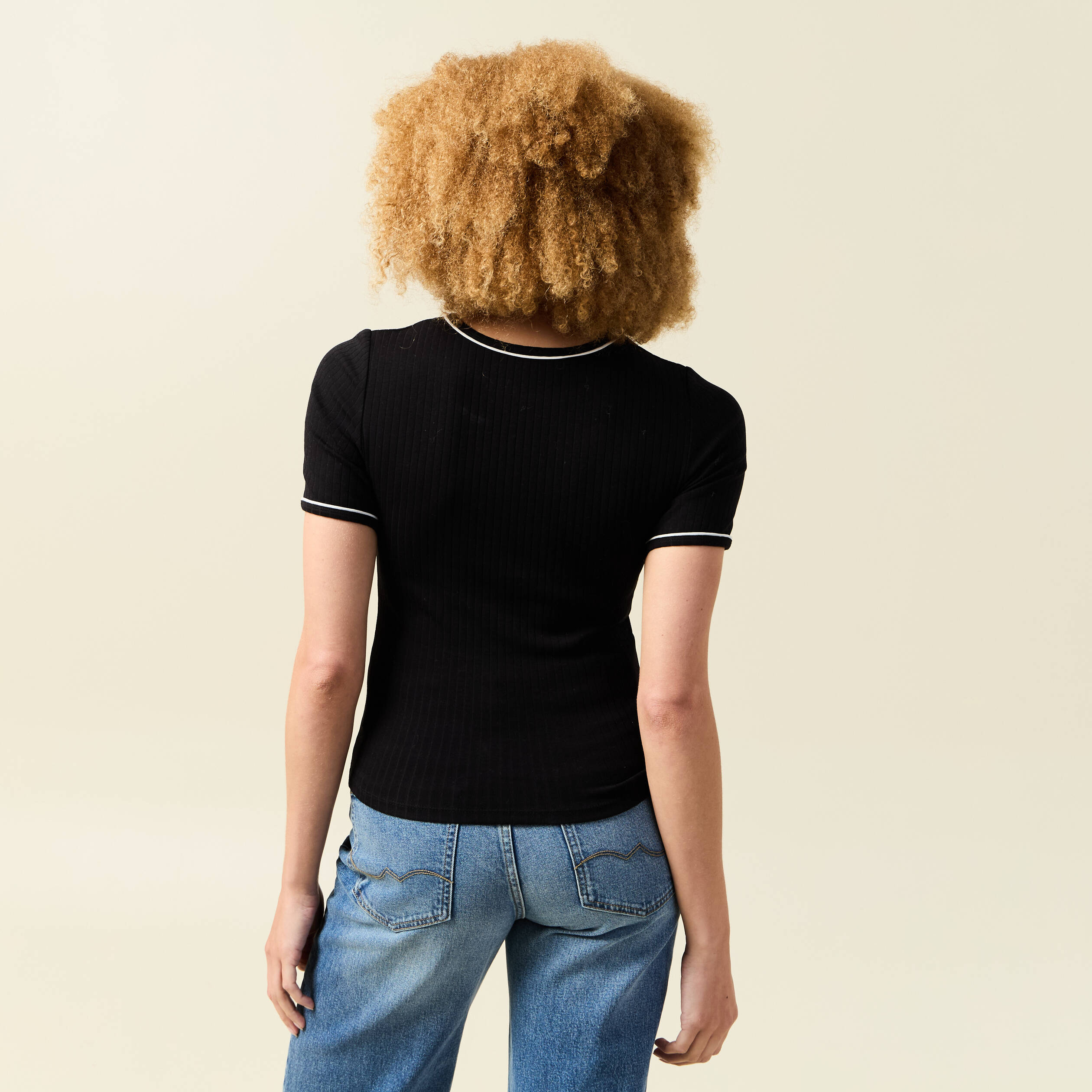 T-shirt ajust&eacute; court manches courtes noir femme