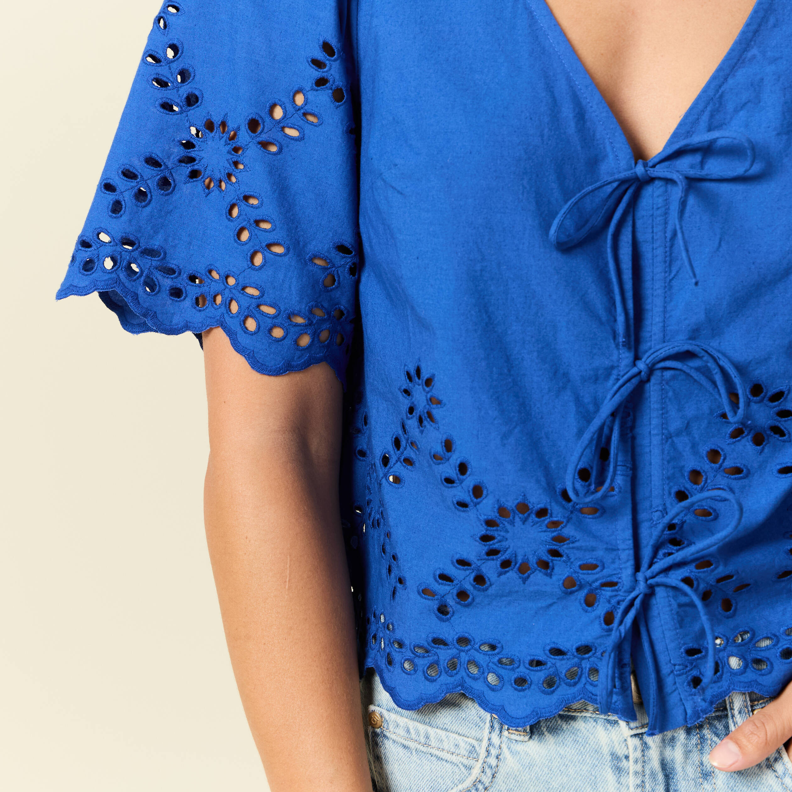 blouse manches courtes brodee bleu electrique femme Blouse manches courtes brodée bleu electrique femme