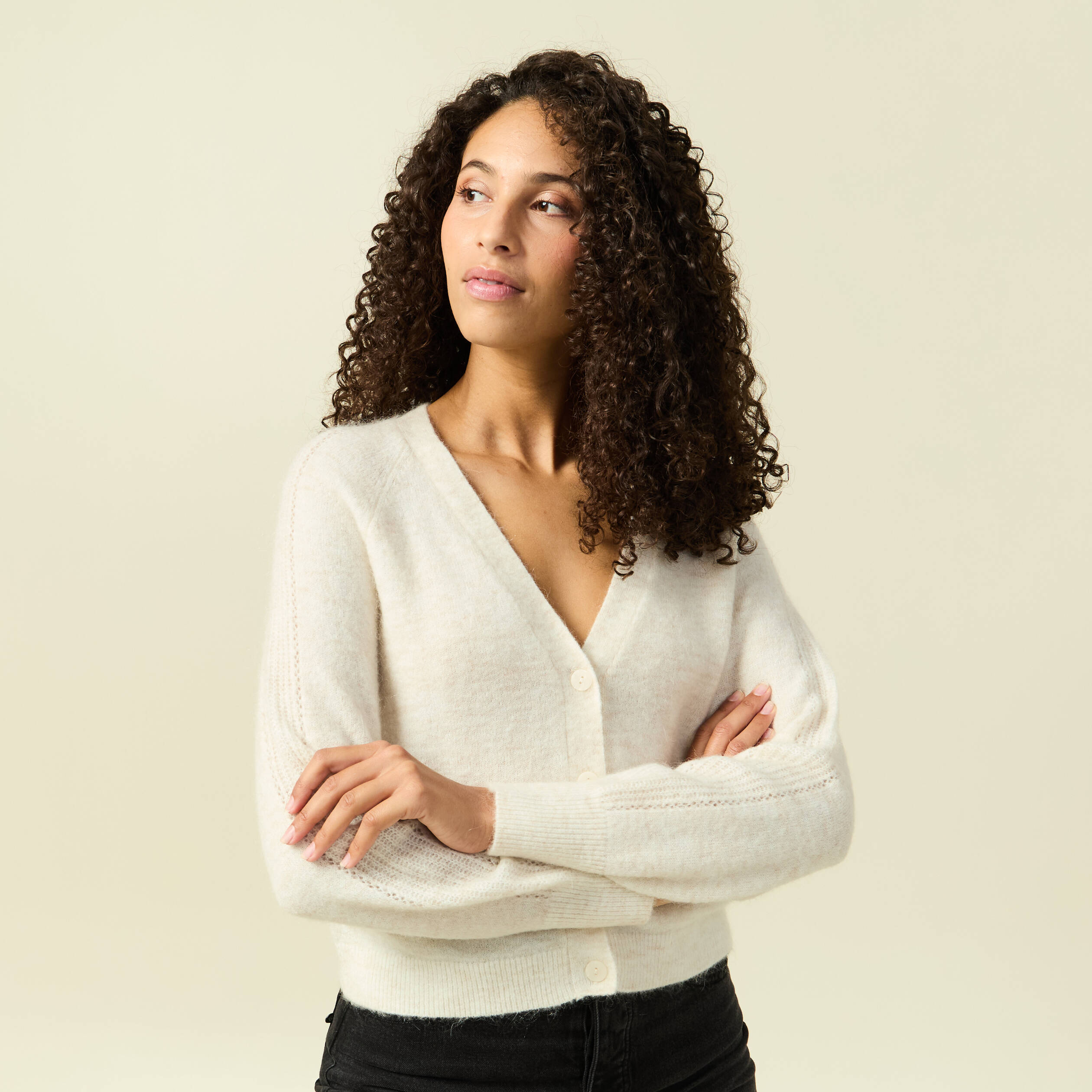 Gilet ajour&eacute; col V manches longues creme femme