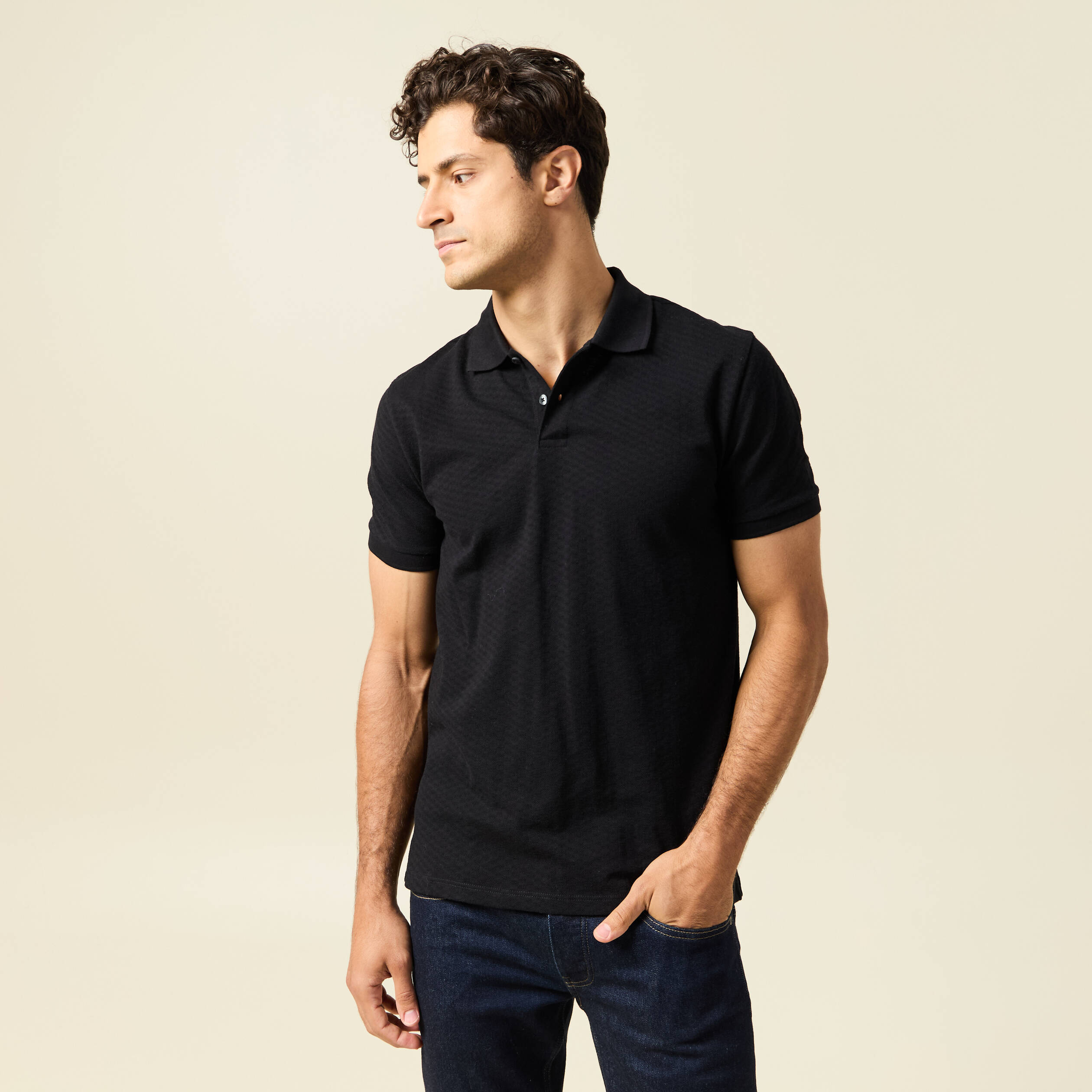 Polo cintr&eacute; en coton manches courtes noir homme