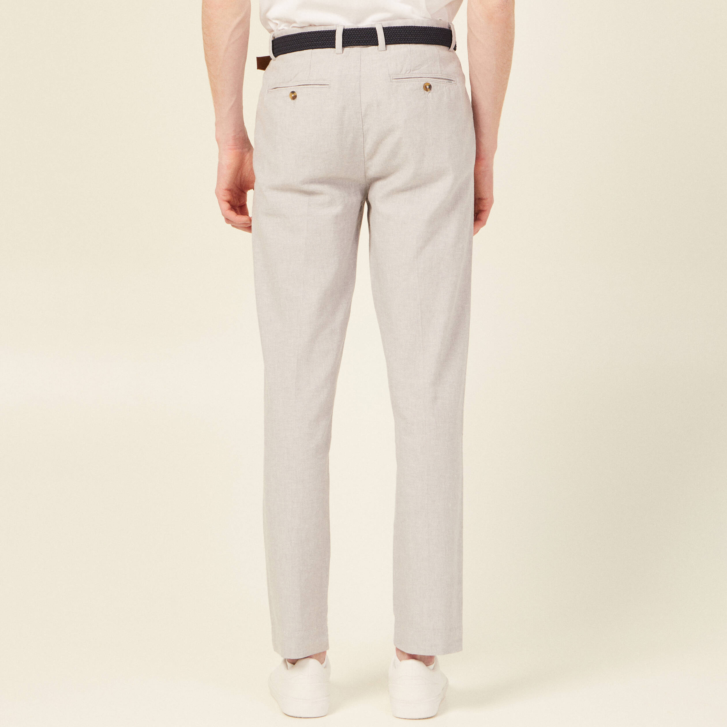 Pantalon chino longueur 32 avec ceinture gris fonc&eacute; homme