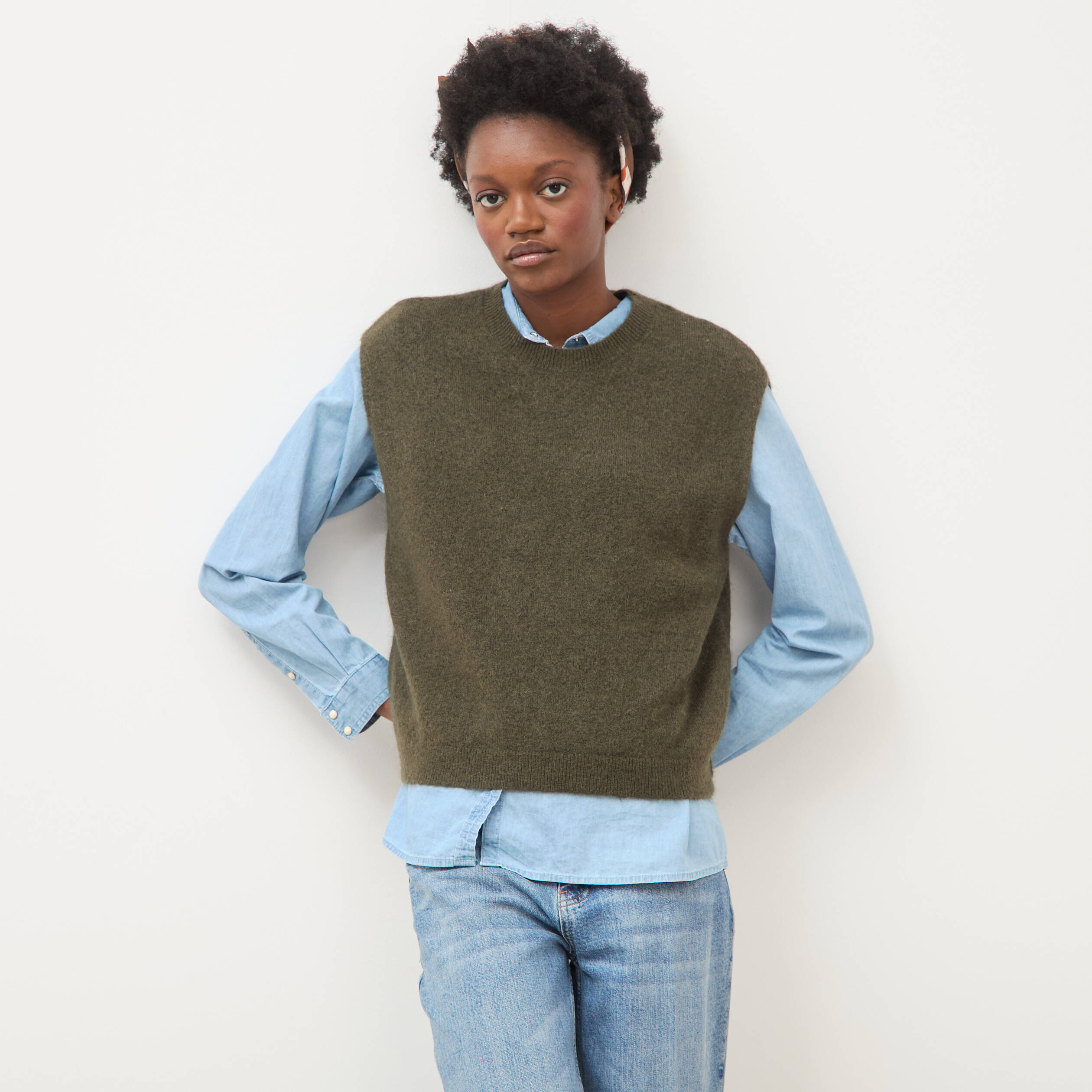 Pull droit court sans manches col rond vert olive femme