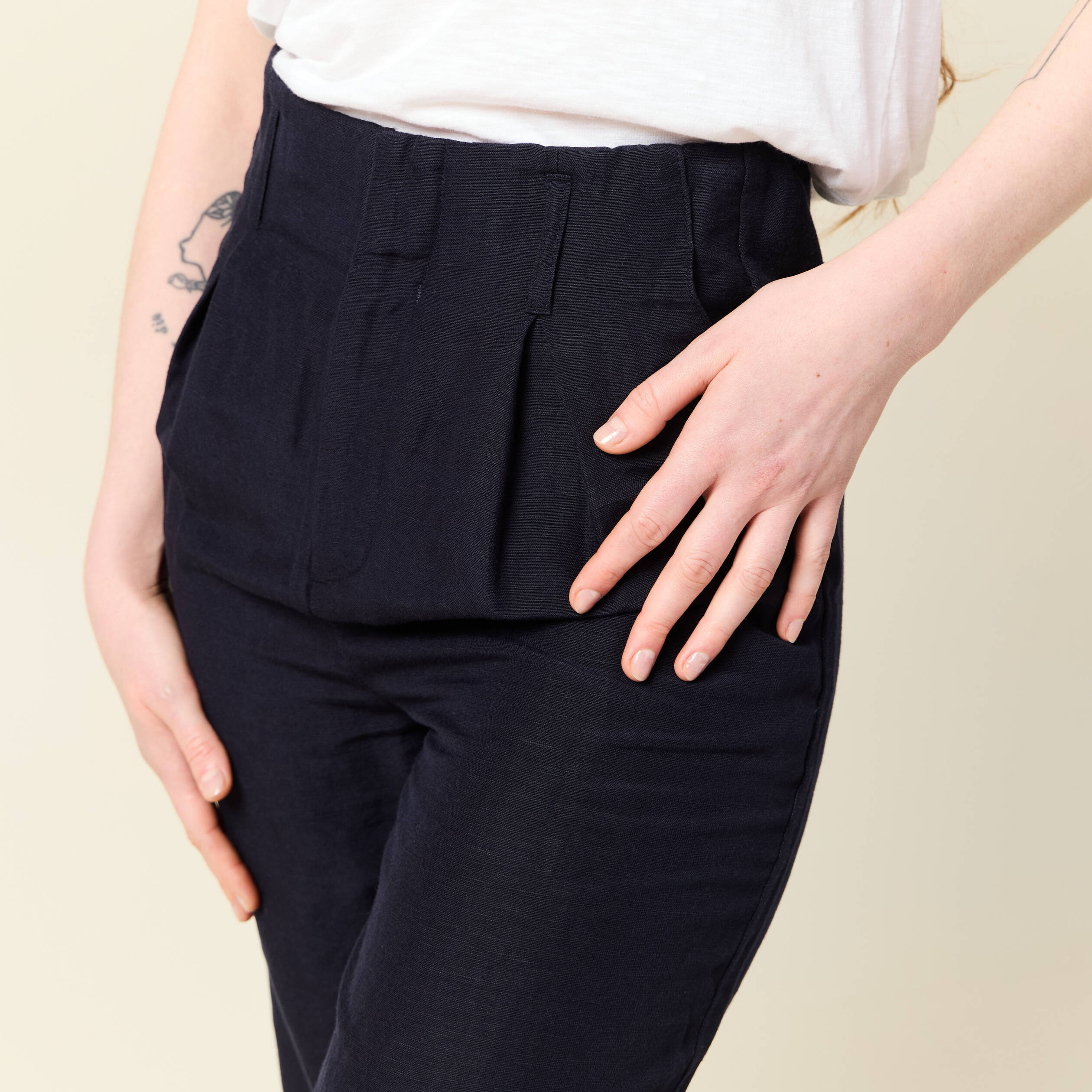 Pantalon large &agrave; pinces bleu fonc&eacute; femme