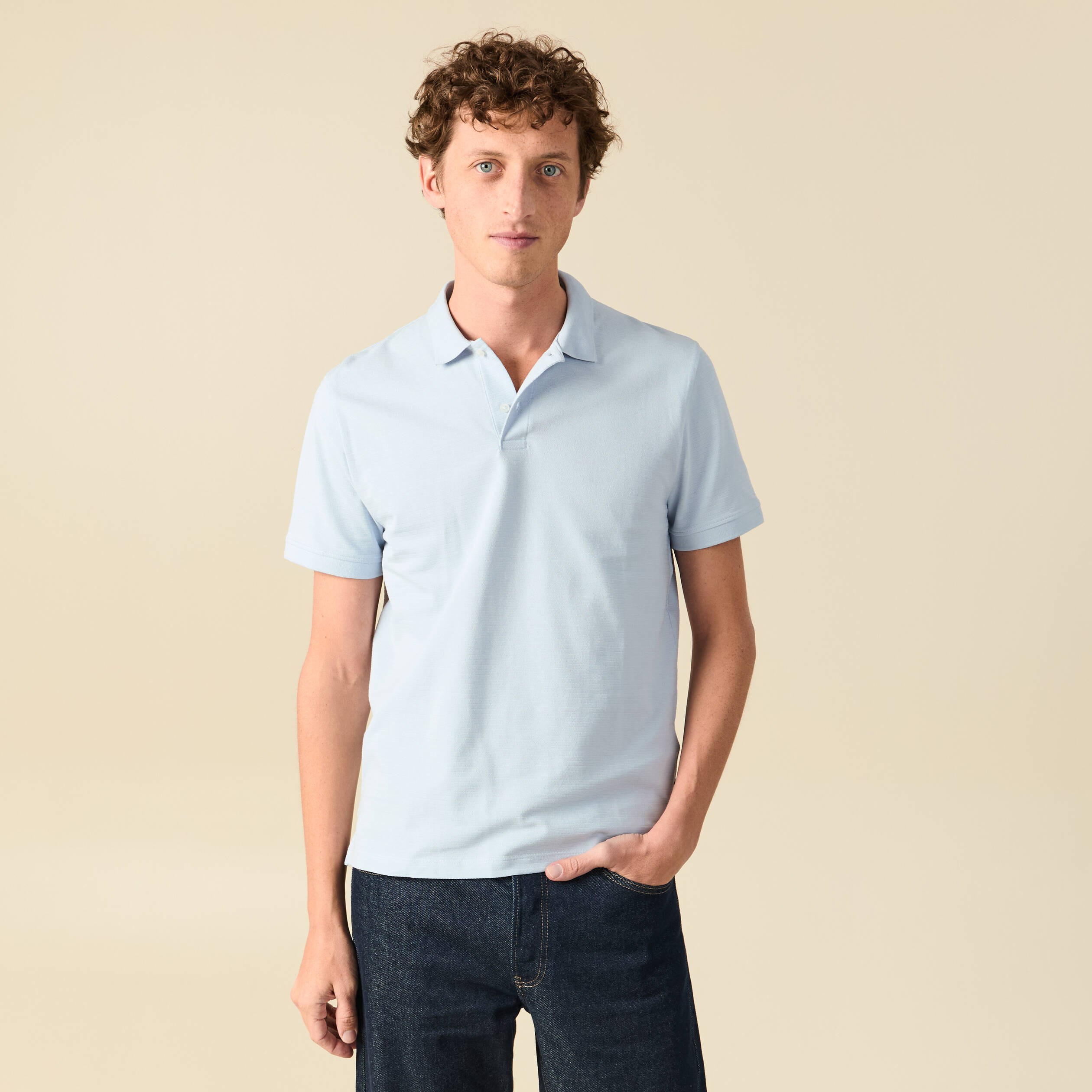 Polo cintr&eacute; en coton manches courtes bleu clair homme