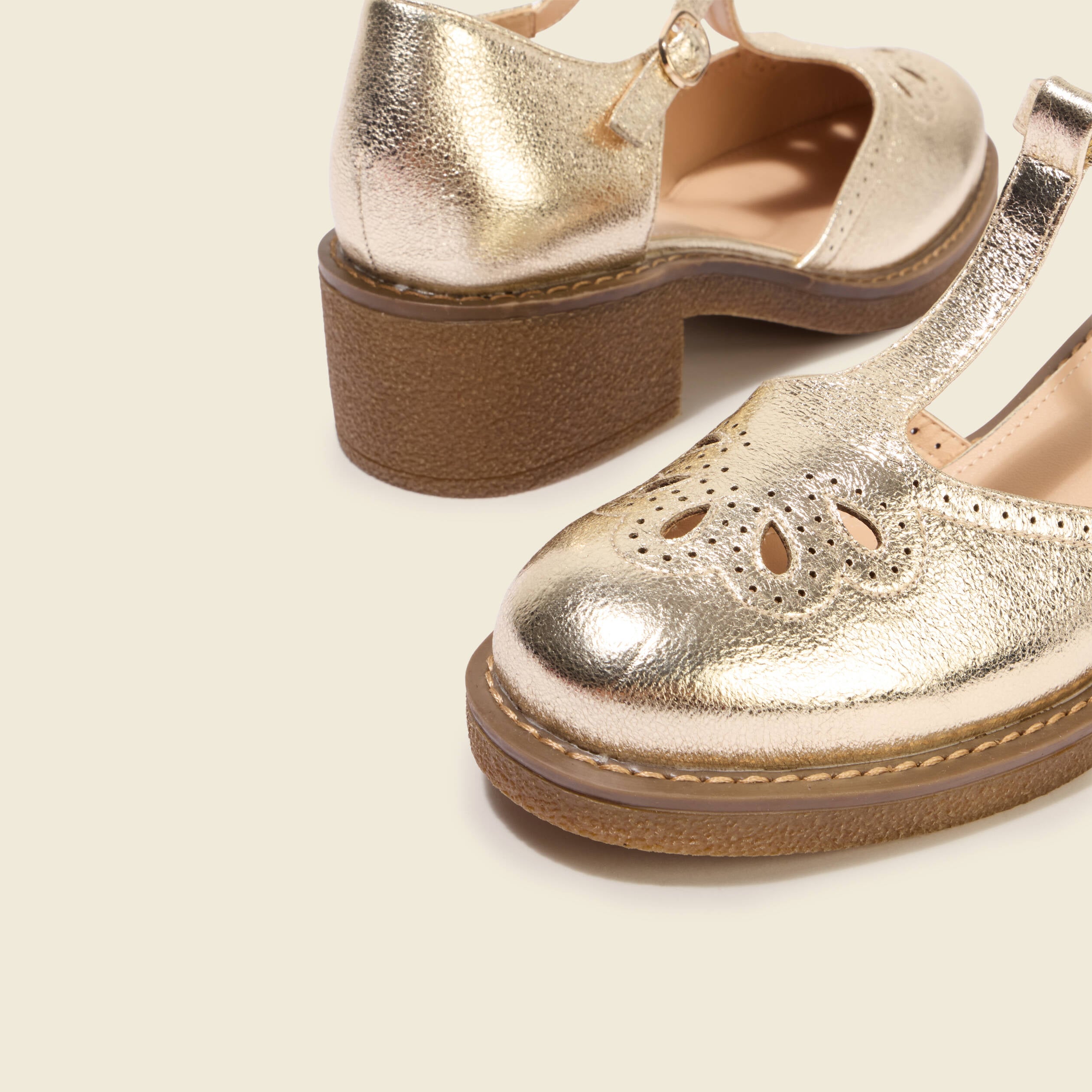 Chaussures &agrave; semelle cr&ecirc;pe couleur or femme