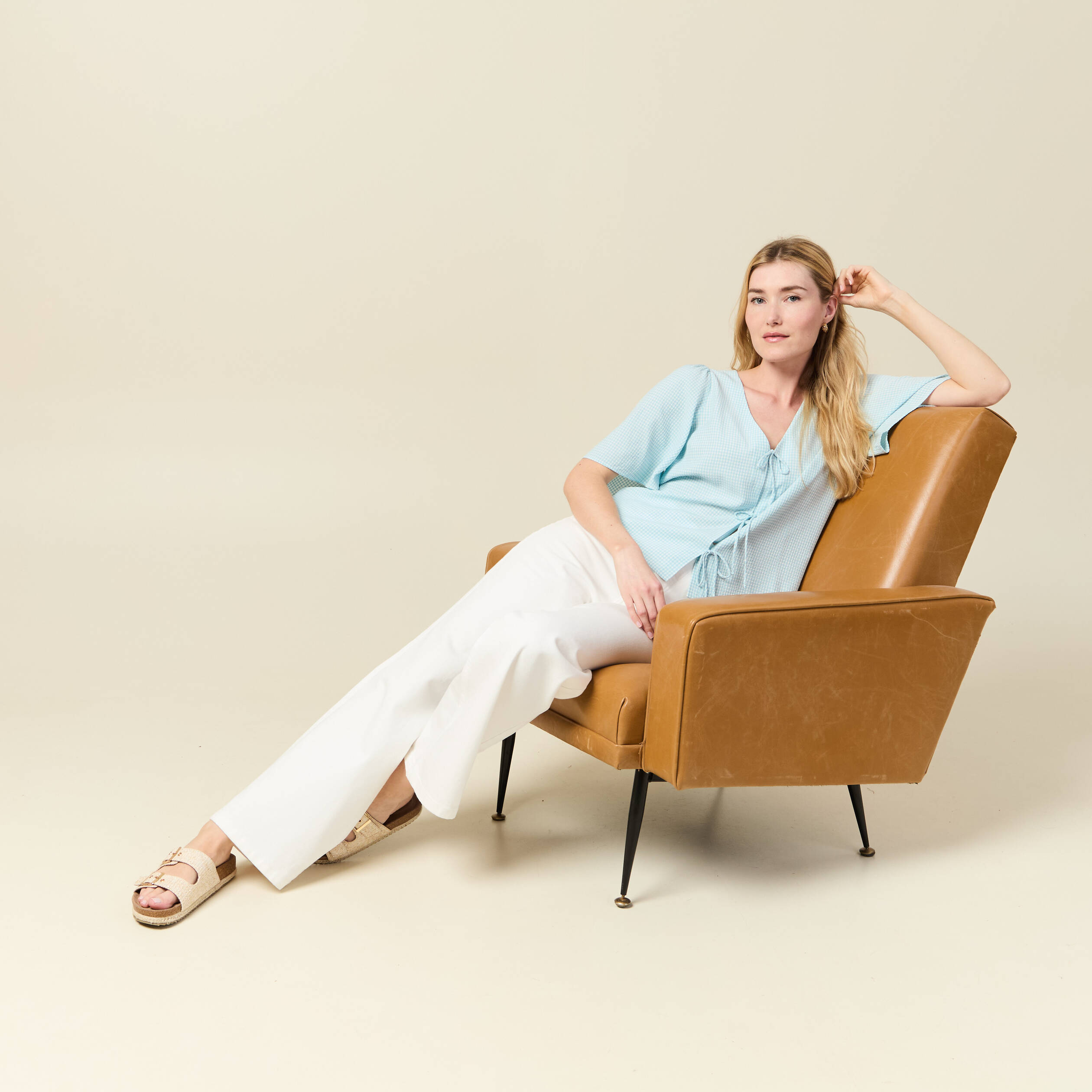 Blouse manches courtes nou&eacute;e bleu pastel femme
