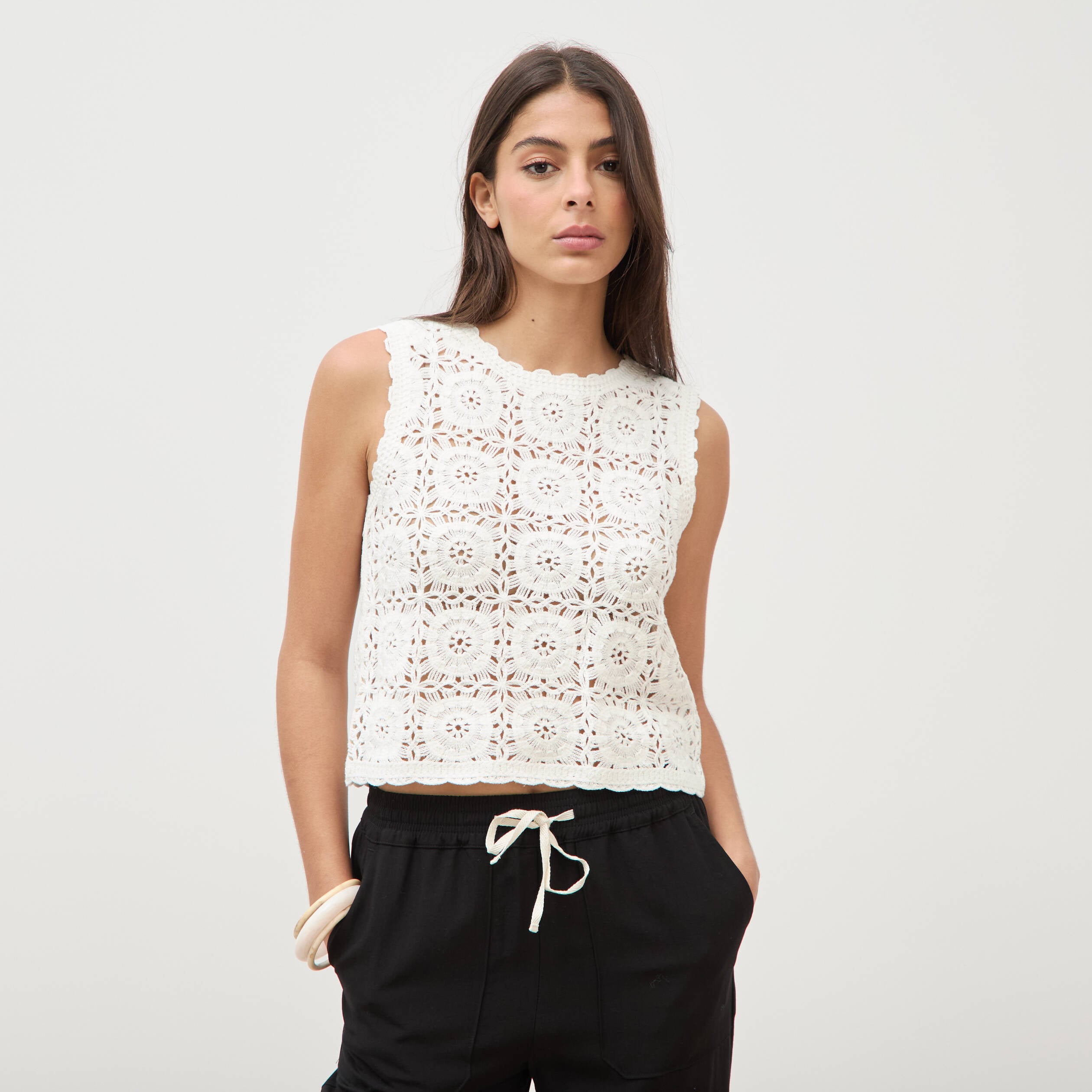 D&eacute;bardeur crochet col rond sans manches ecru femme