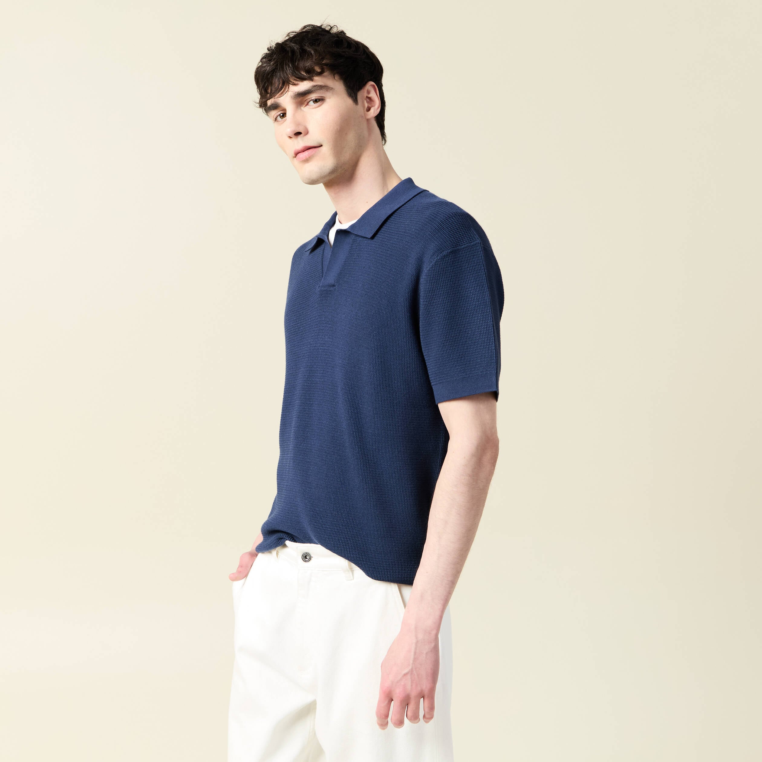 Polo cintr&eacute; manches courtes bleu marine homme