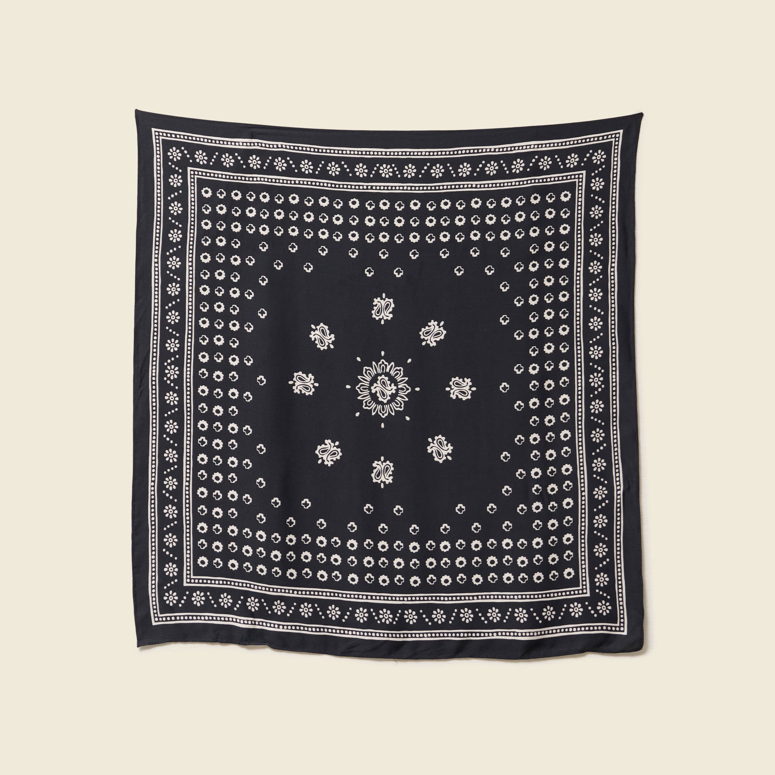 Foulard satin&eacute; noir homme
