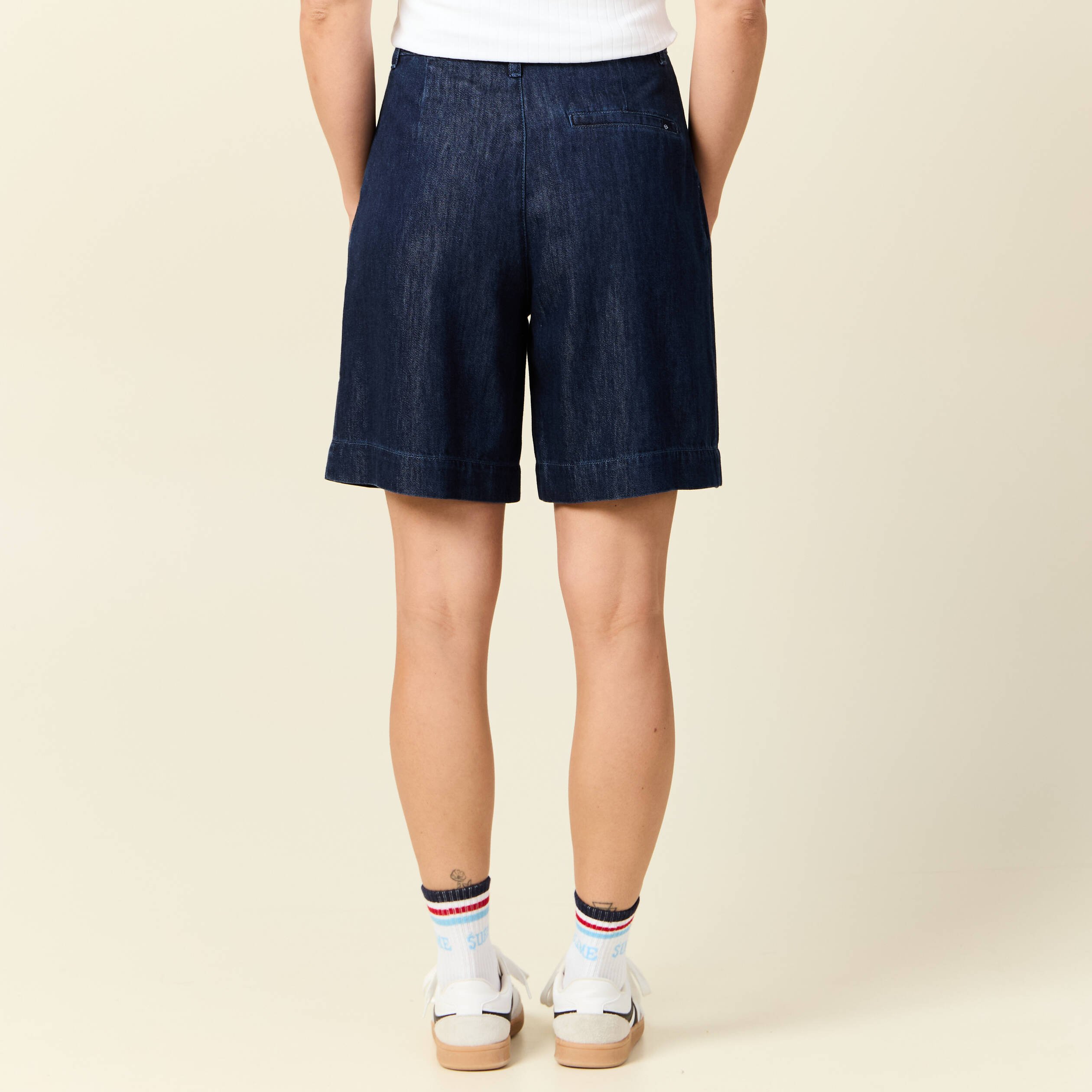 bermuda droit pinces en jean denim brut femme Bermuda droit pinces en jean denim brut femme