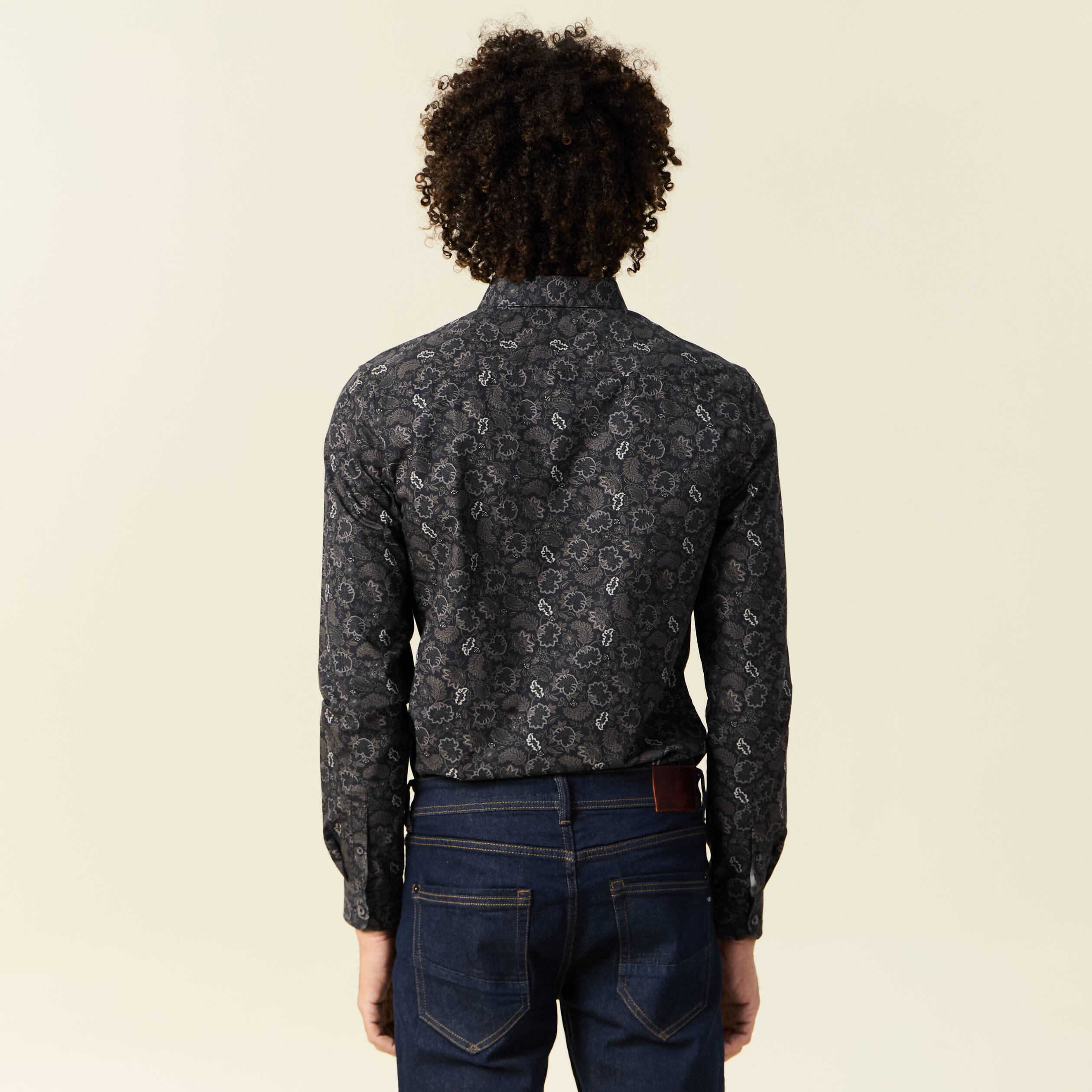 Chemise cintr&eacute;e en coton manches longues noir homme