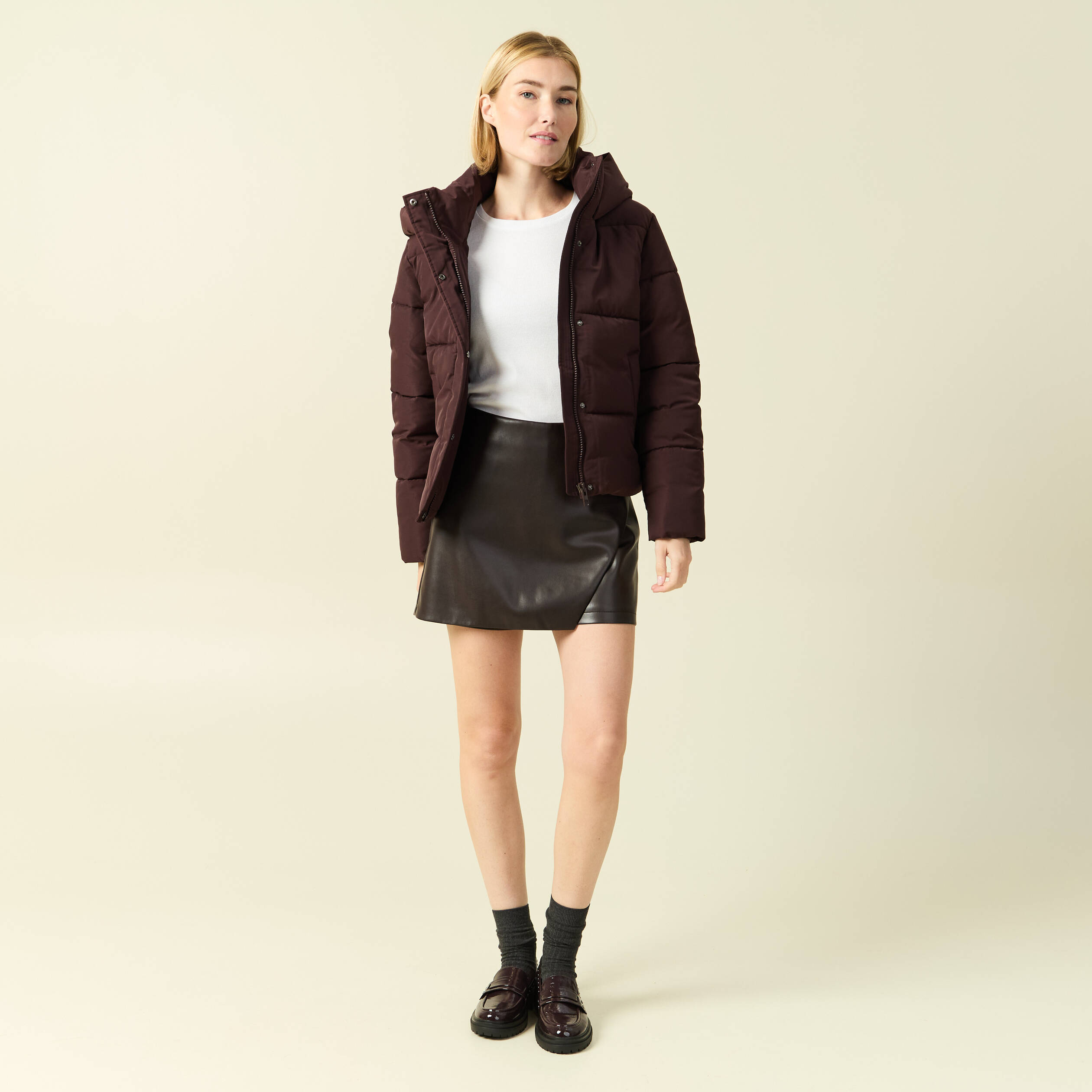 Jupe-short en similicuir doubl&eacute;e marron fonc&eacute; femme
