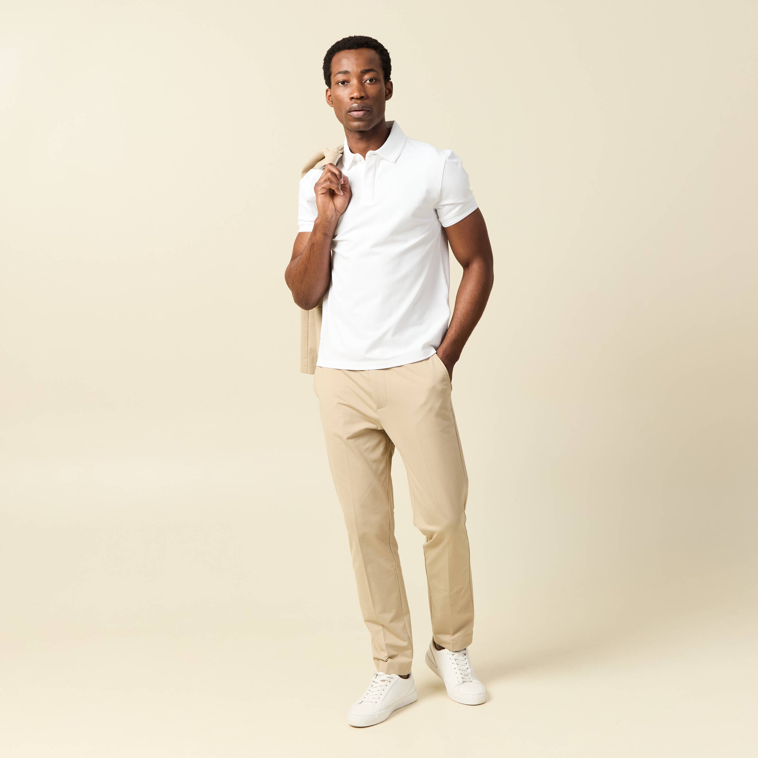 Polo cintr&eacute; manches courtes col polo blanc homme