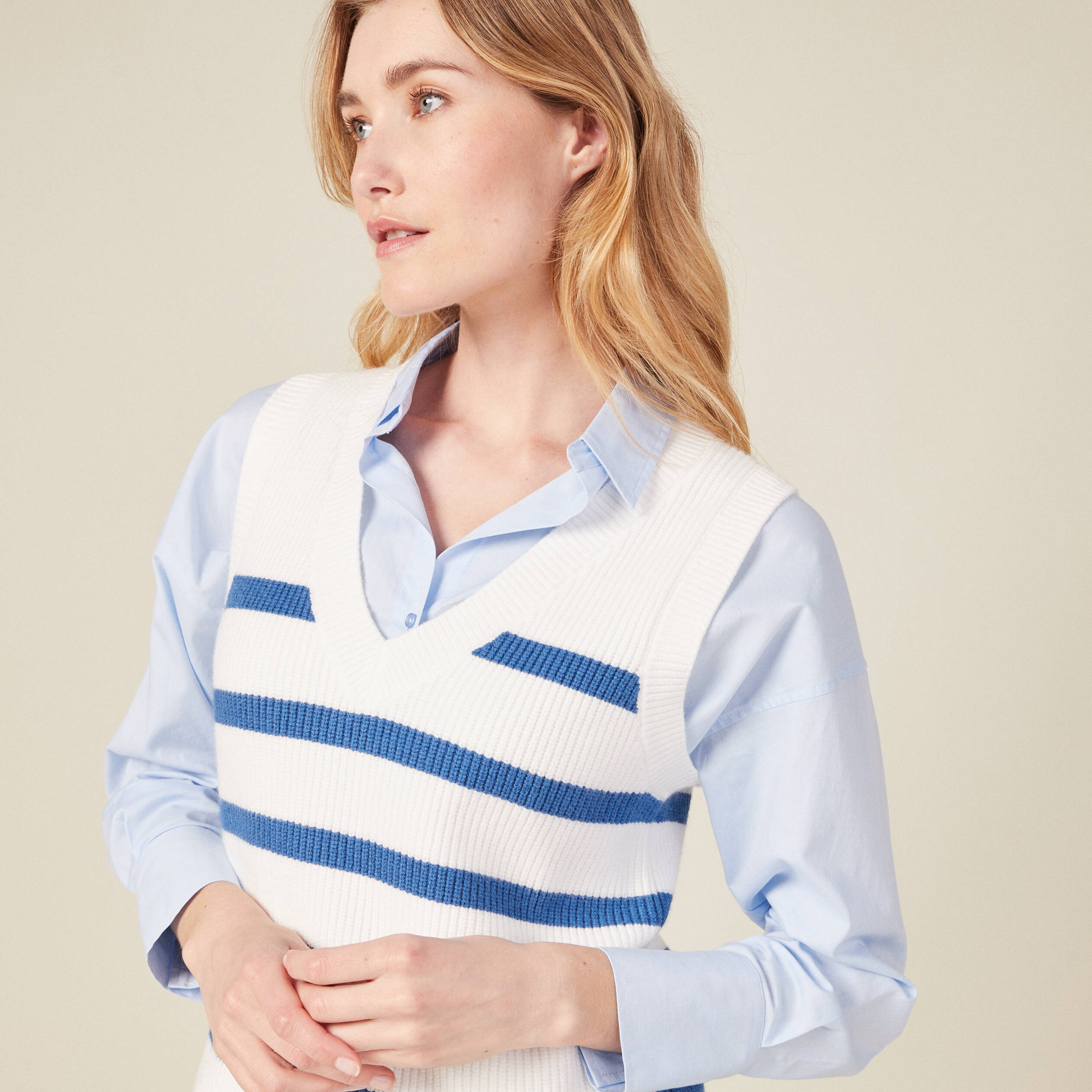 Pull droit court sans manches col v ecru femme