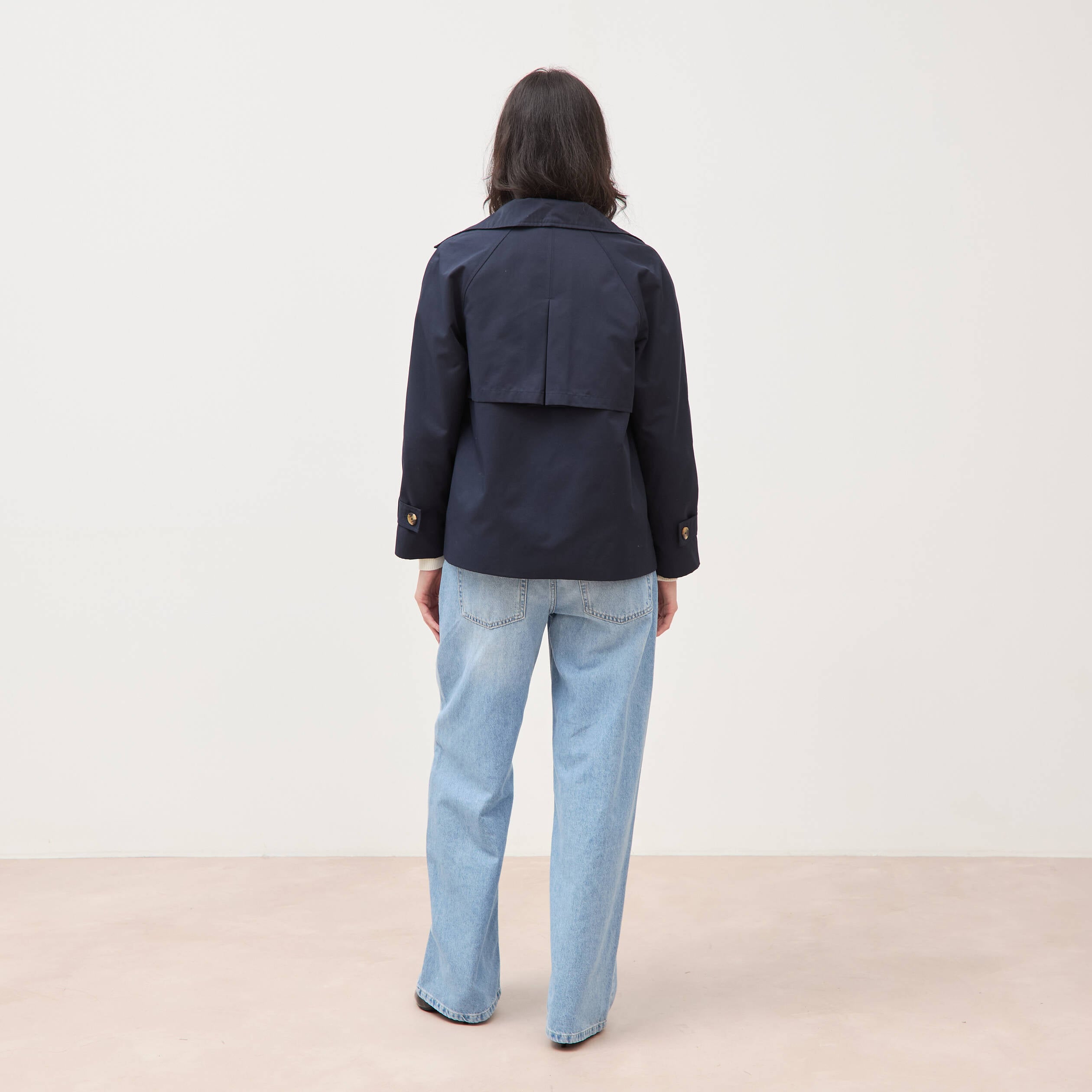 Trench droit court col montant bleu fonc&eacute; femme