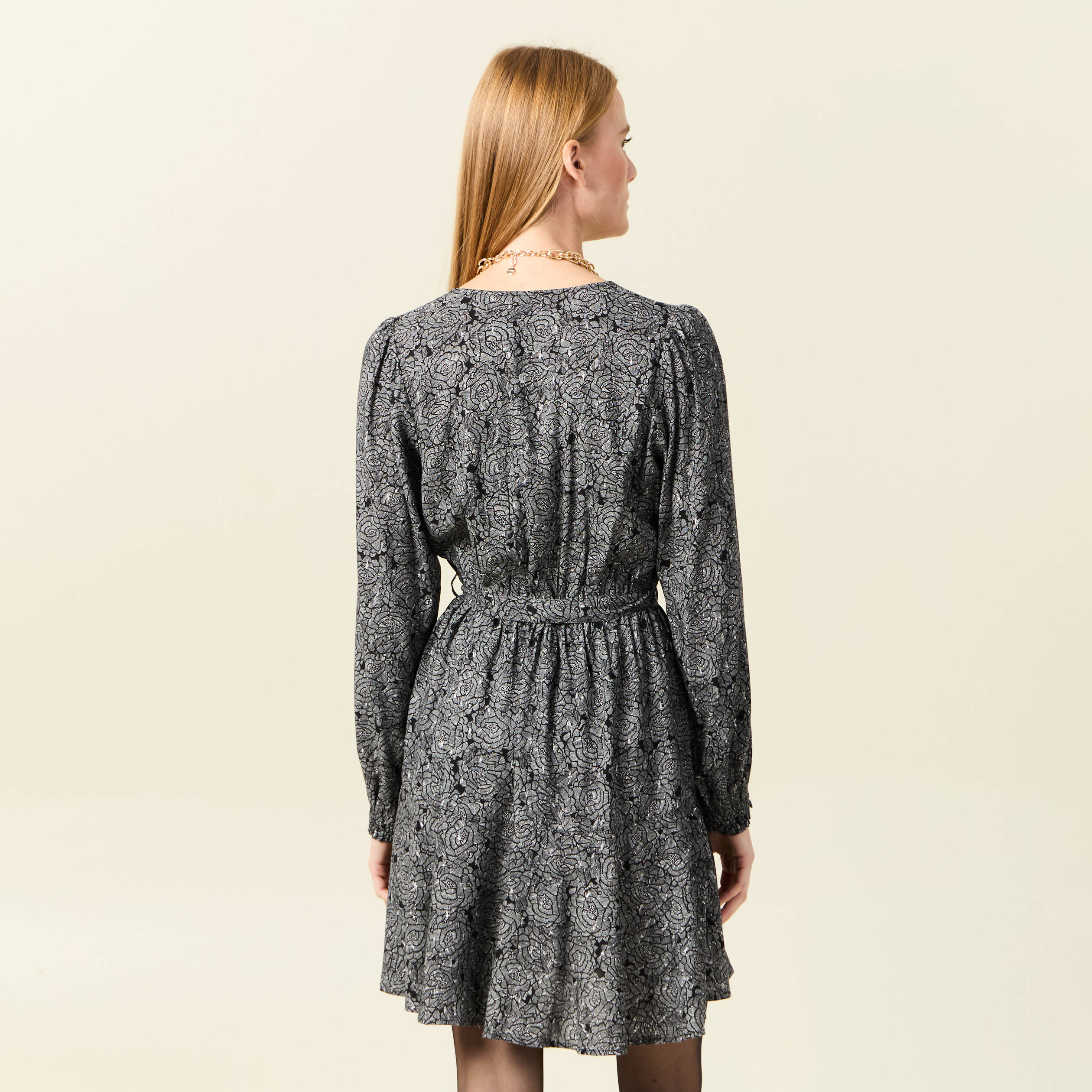 Robe droite courte col v manches longues noir femme