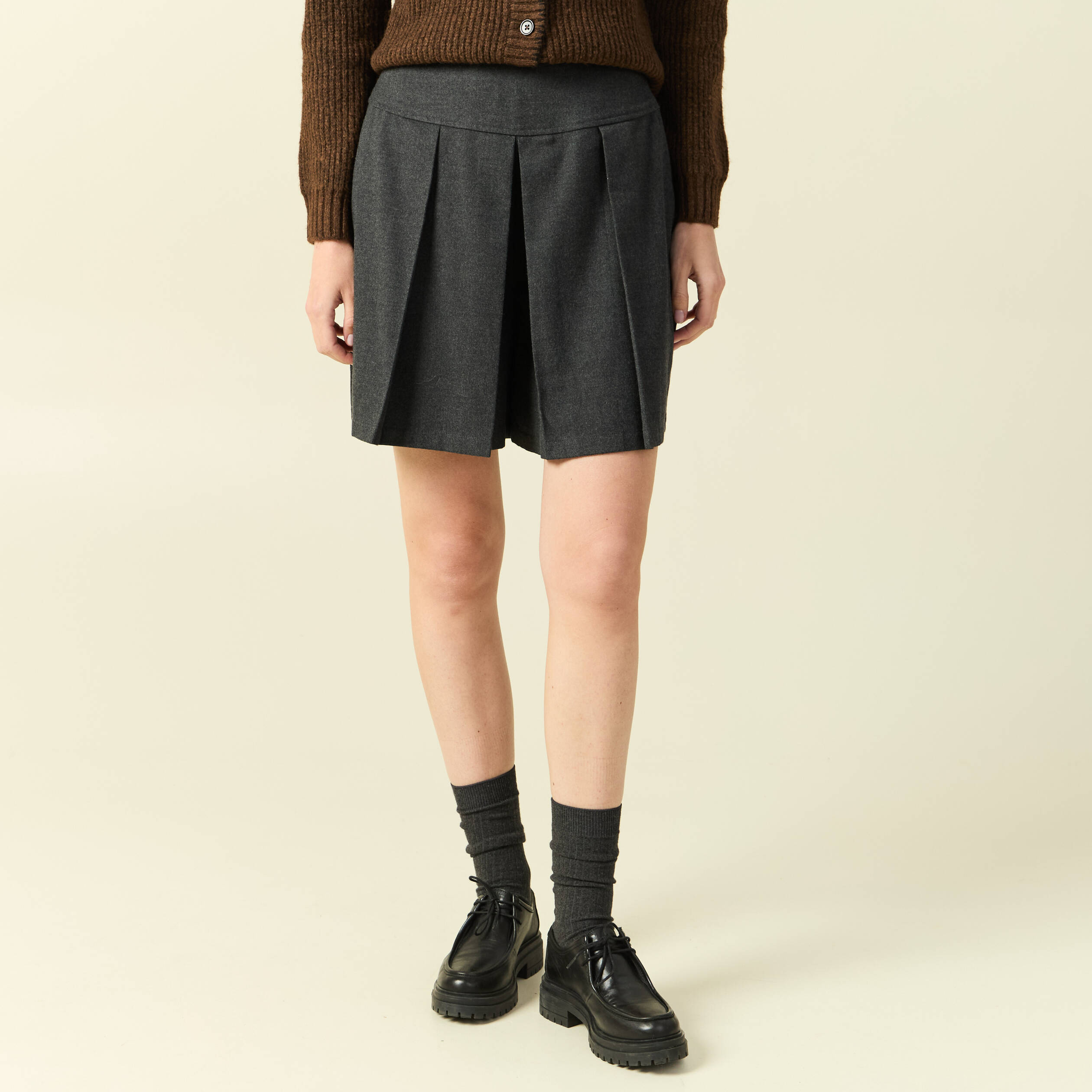 Jupe-short pliss&eacute;e gris femme