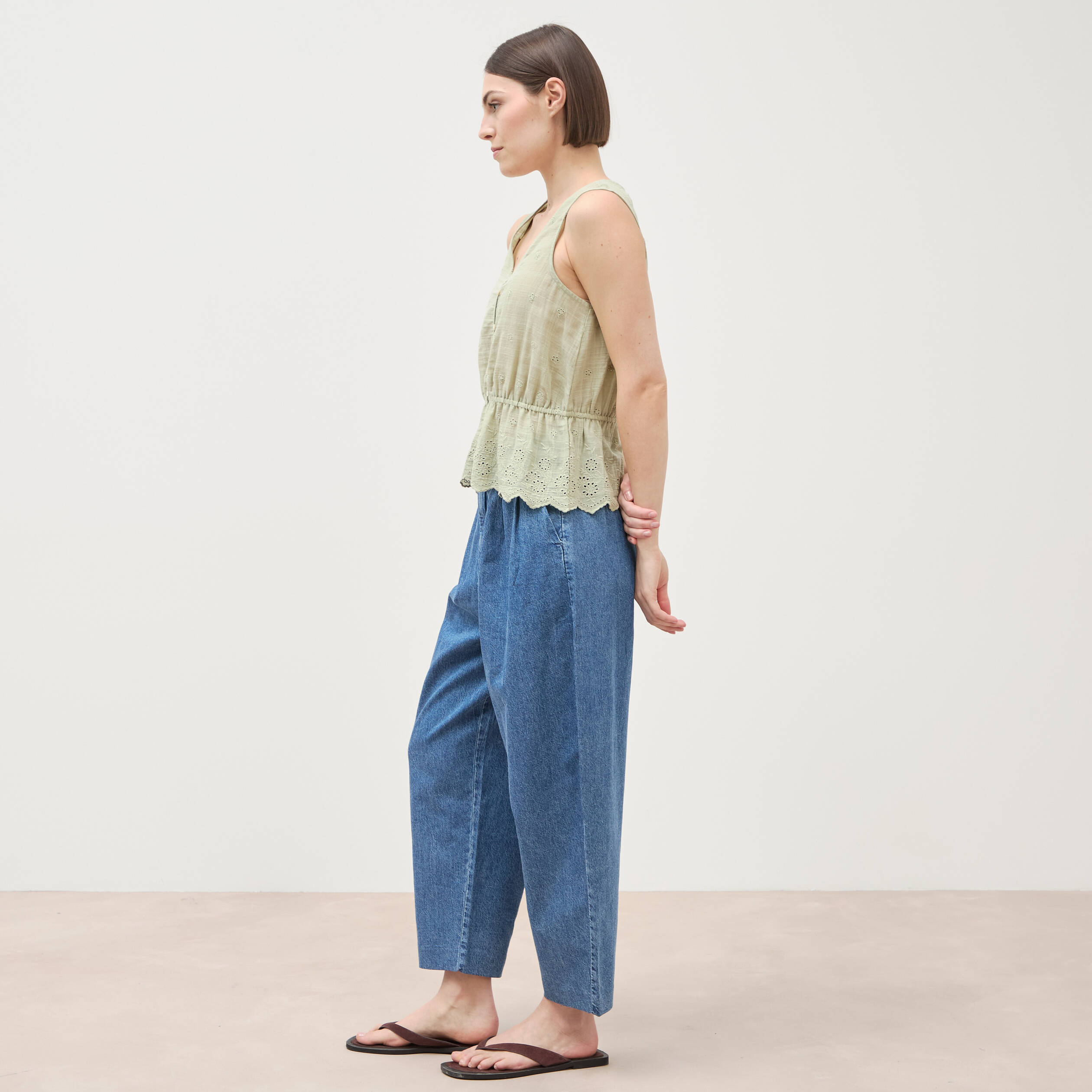 Top col v sans manches en coton vert kaki femme
