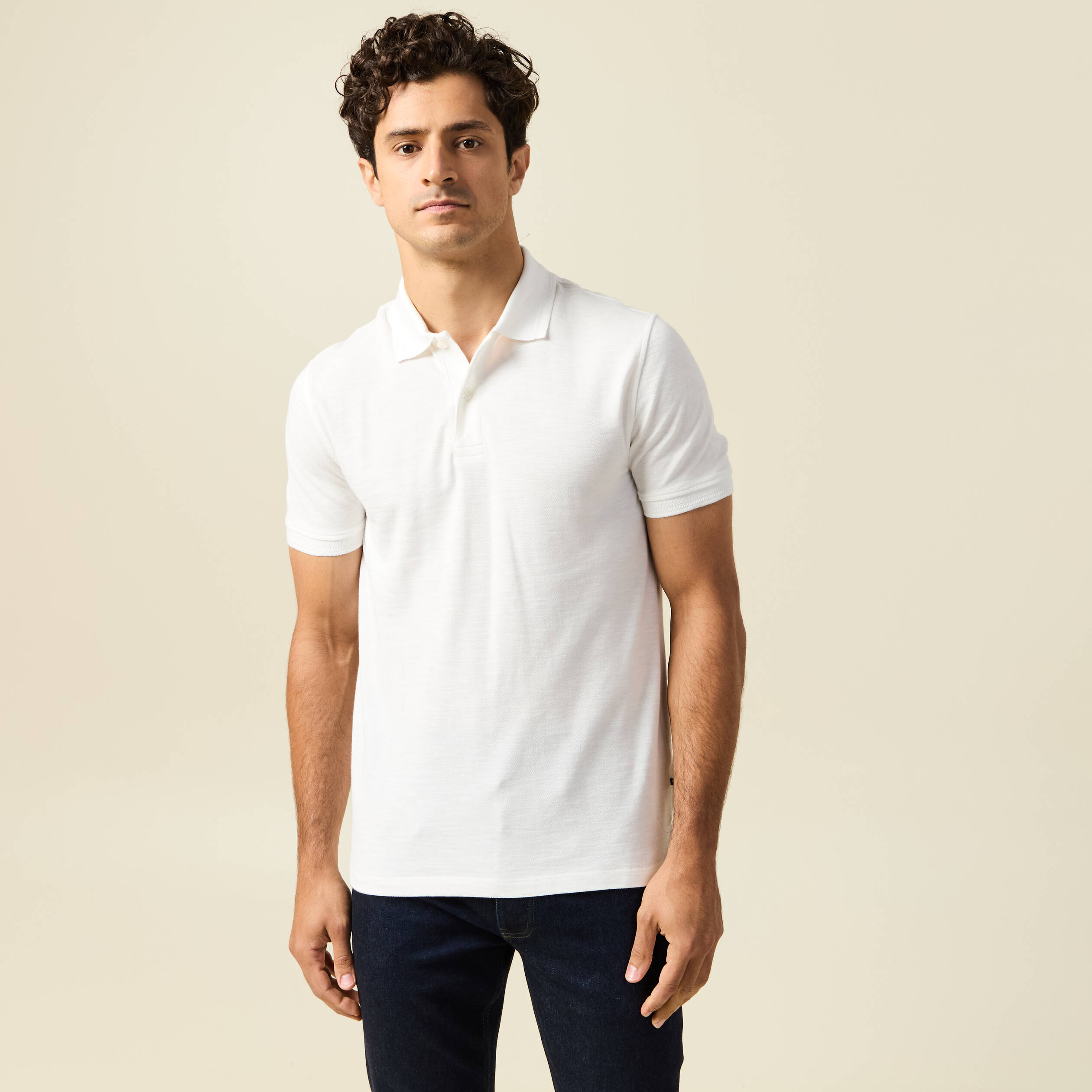 Polo cintr&eacute; manches courtes en coton ecru homme