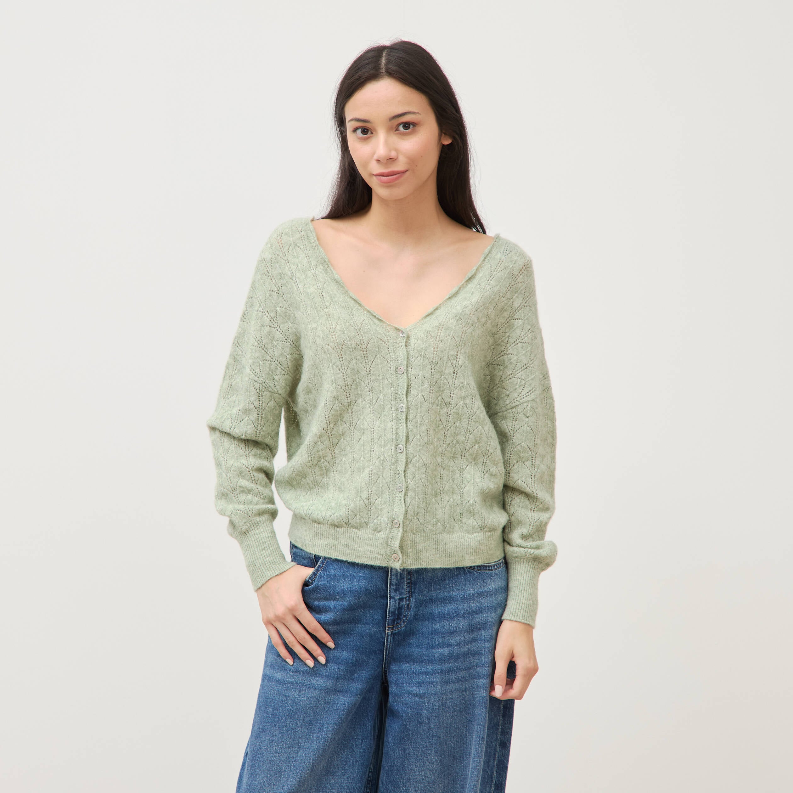 Gilet ajour&eacute; col V manches longues vert pastel femme