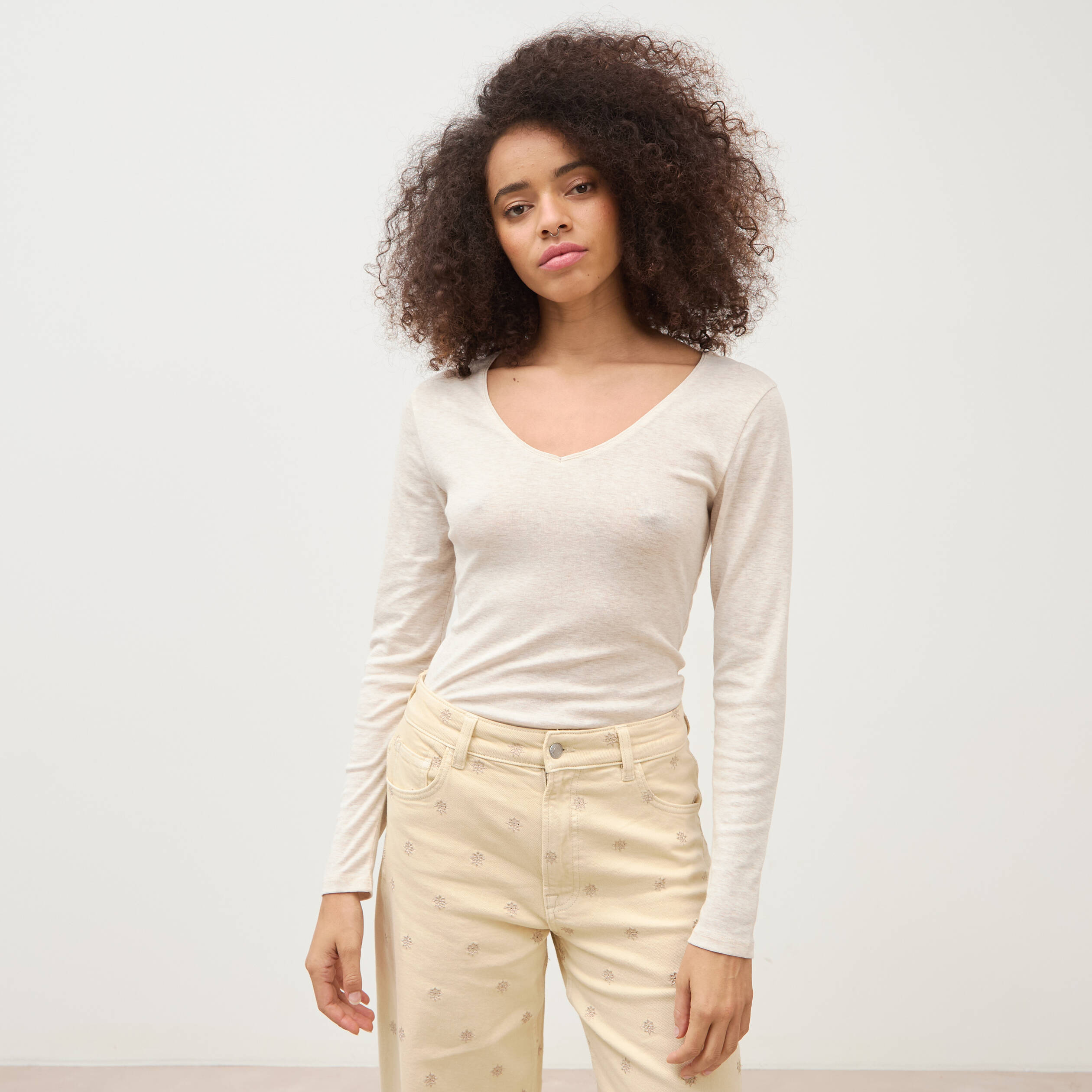T-shirt cintr&eacute; col v manches longues beige femme