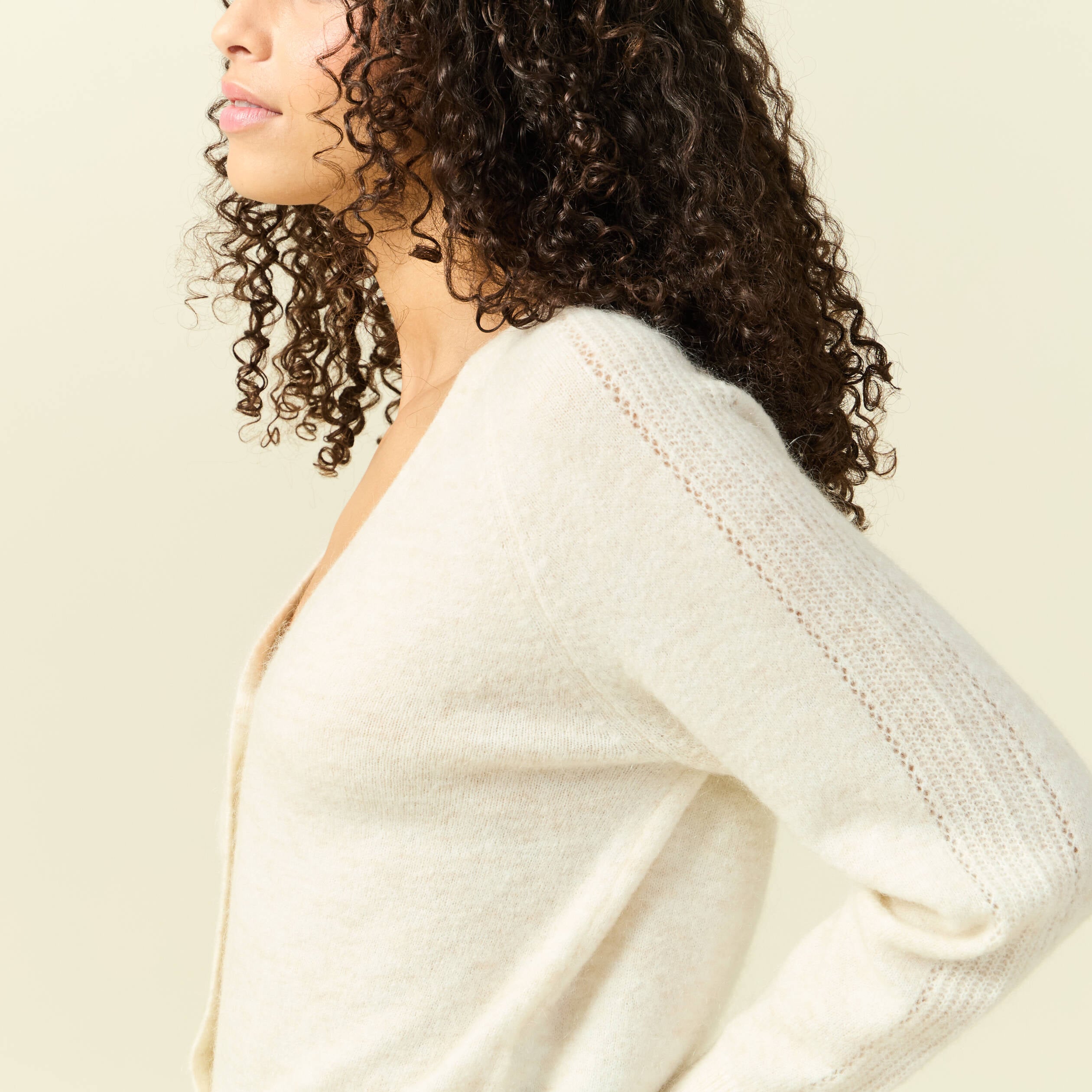Gilet ajour&eacute; col V manches longues creme femme
