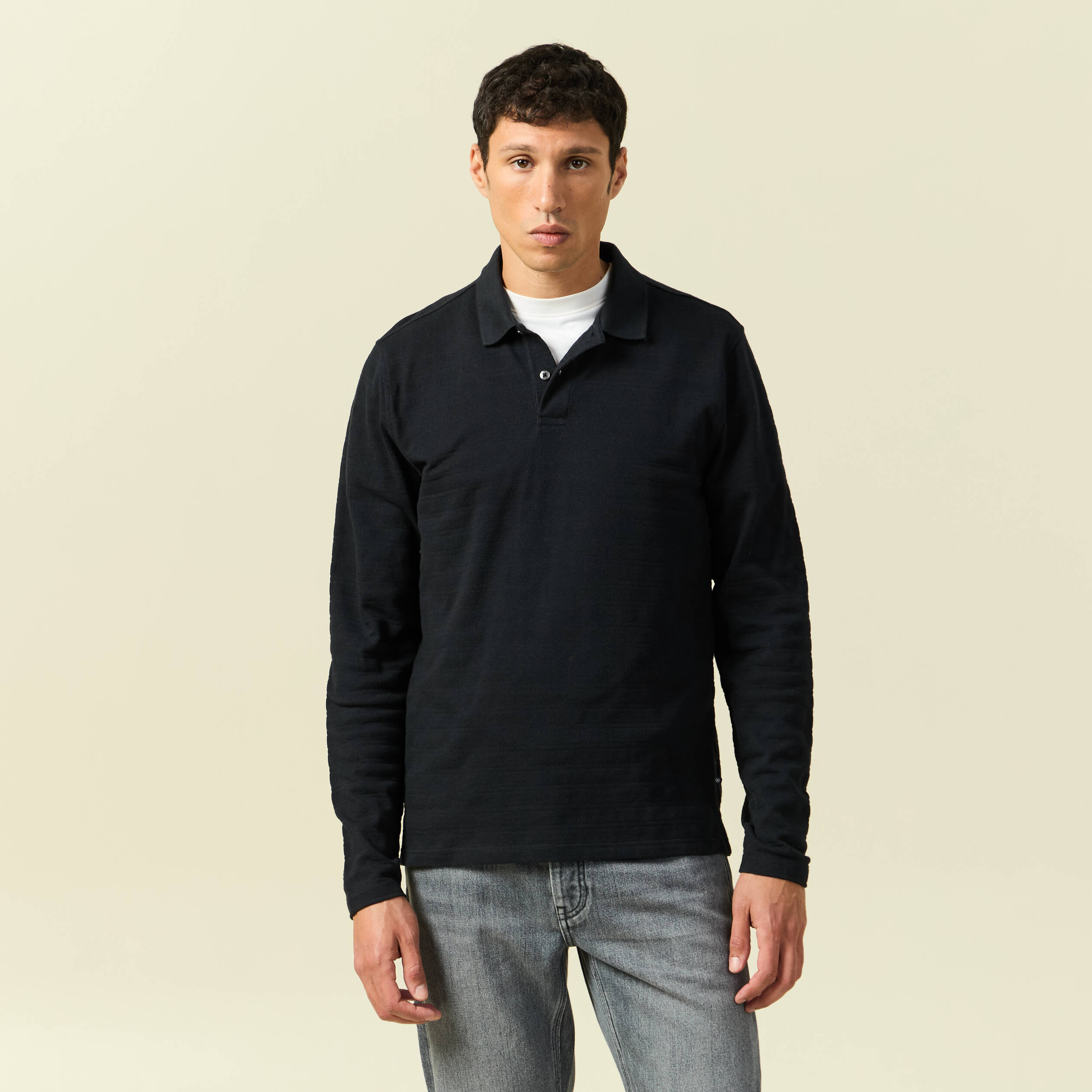 Polo cintr&eacute; manches longues en coton noir homme