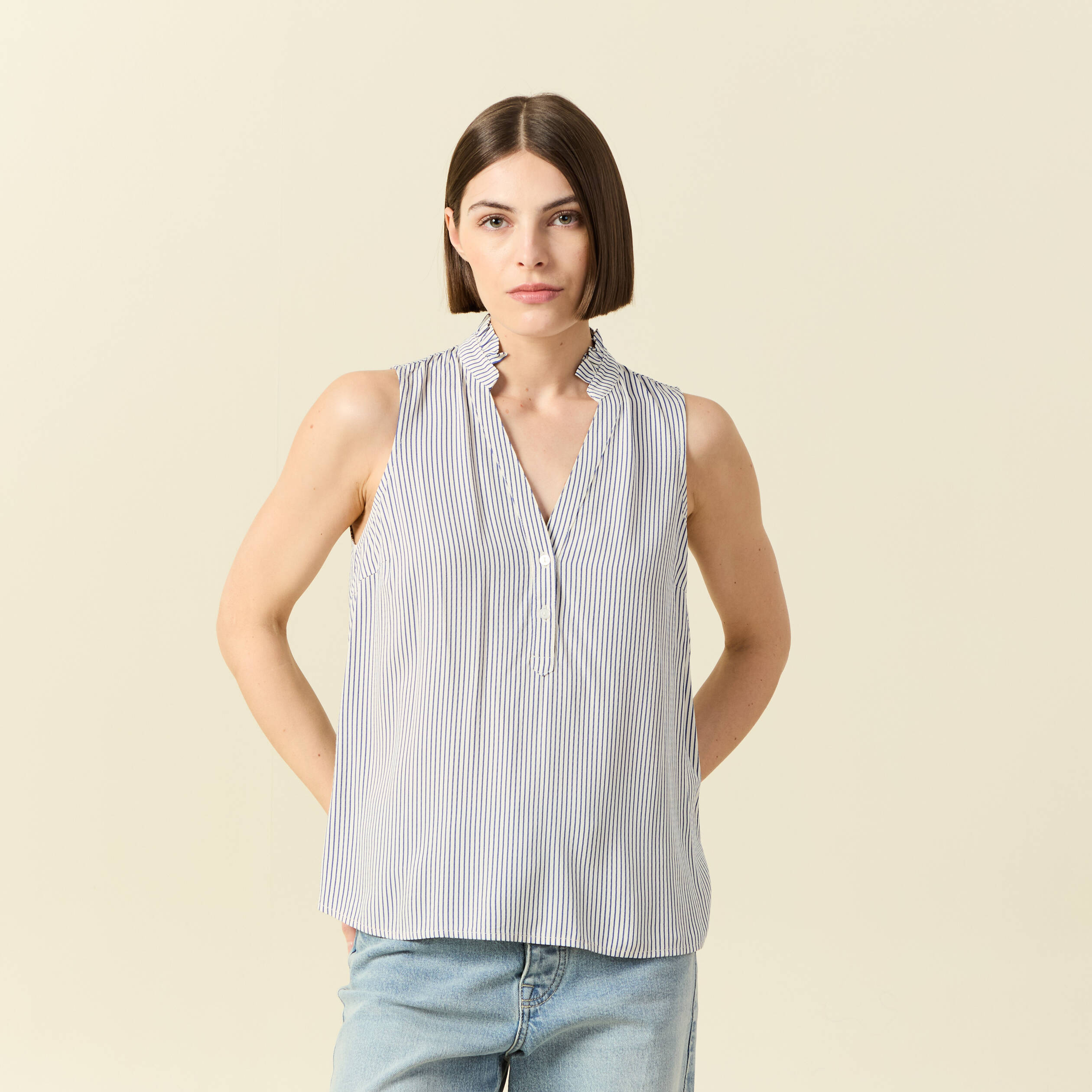 Top sans manches col montant bleu femme