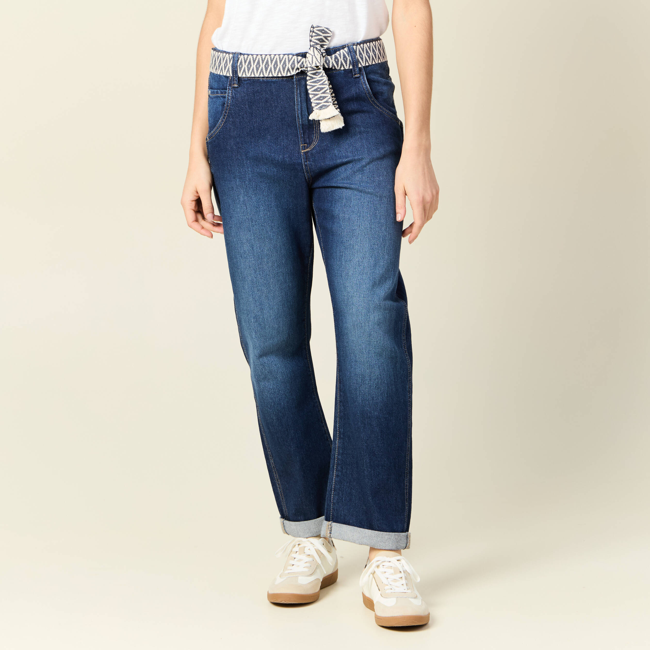 Jeans boyfriend ceintur&eacute; denim brut femme