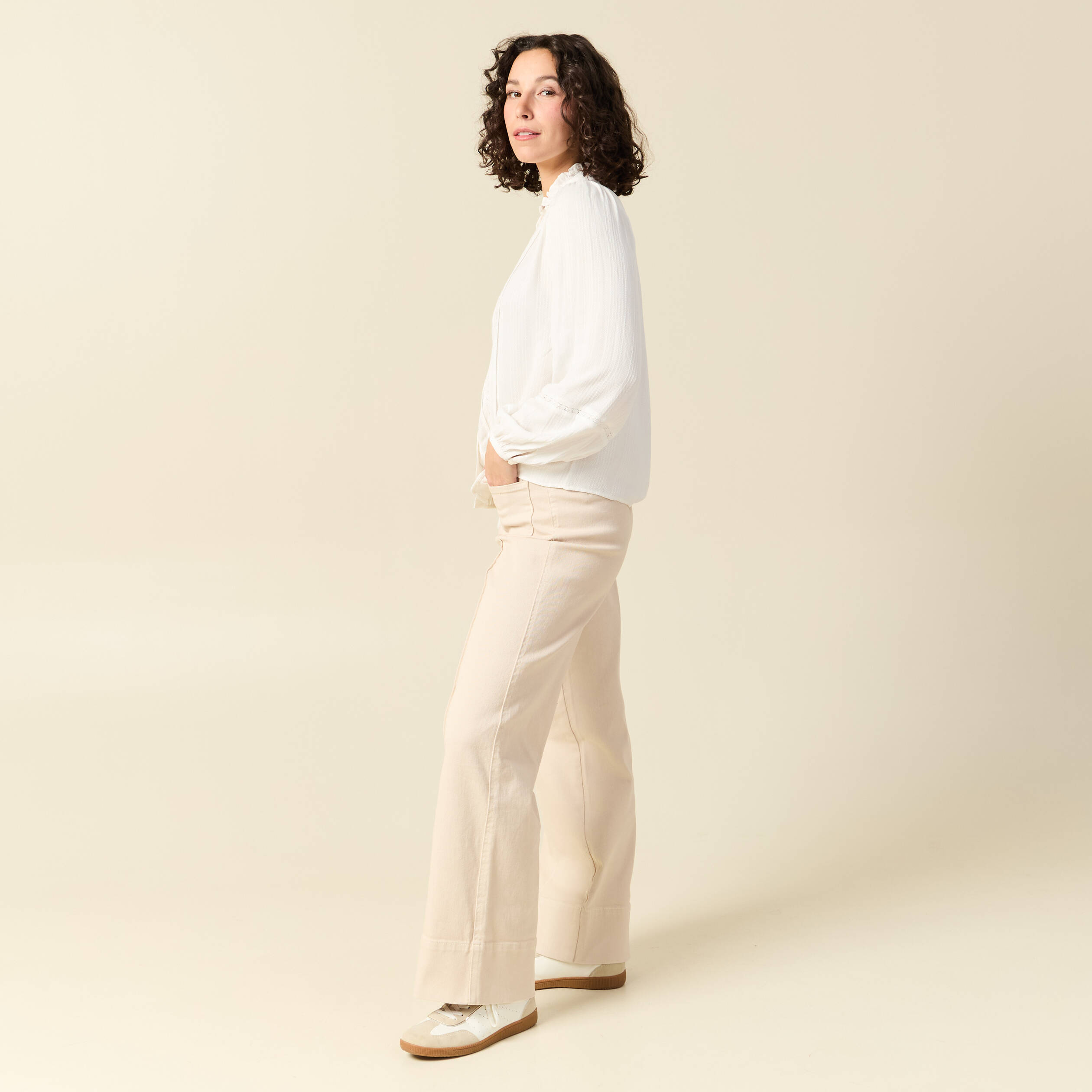 Blouse droite courte d&eacute;tail dentelle creme femme